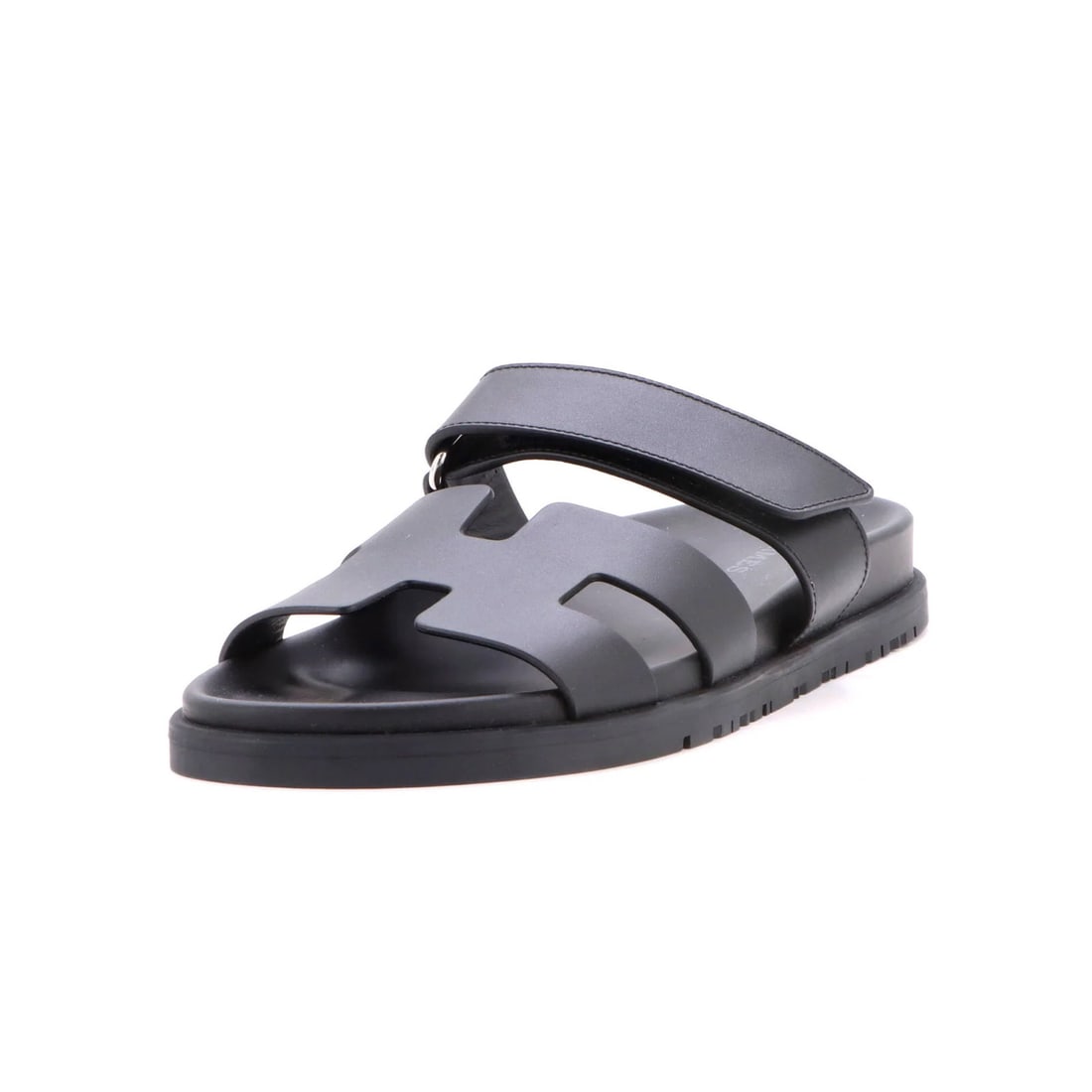 Hermes Women's Chypre Sandals Leather: Hermes Women's Chypre Sandals Leather Black leather Hermes Women's Chypre Sandals in excellent condition, featuring a minor scuff in the interior and minor marks on the outer soles. Made from
