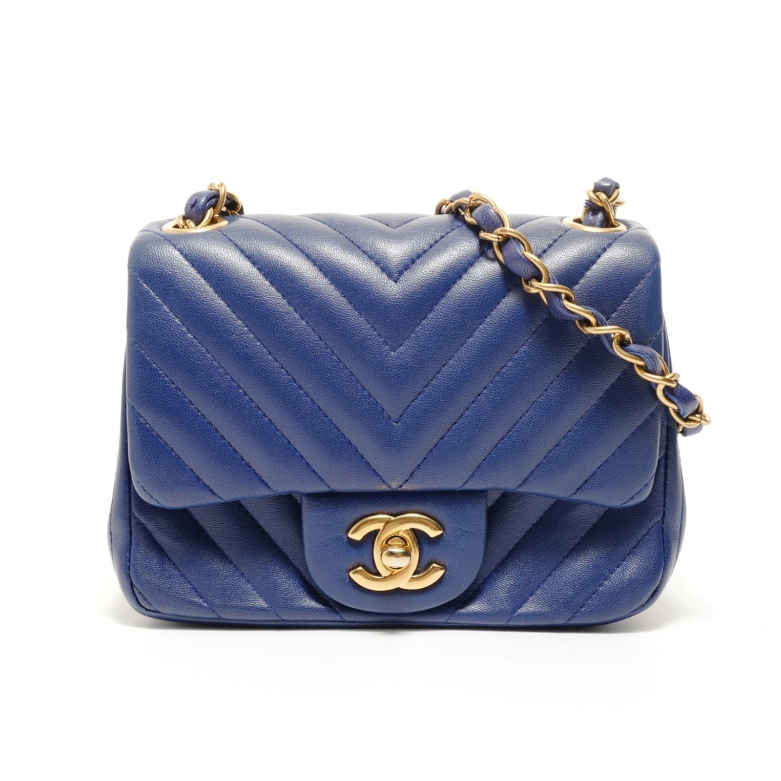 Shoulder Bag Leather Chanel: Shoulder Bag Leather Chanel Blue lambskin leather shoulder bag with a 110cm strap, measuring 13cm x 17cm x 7cm. This Chanel bag features a classic design and a luxurious material that adds to its time