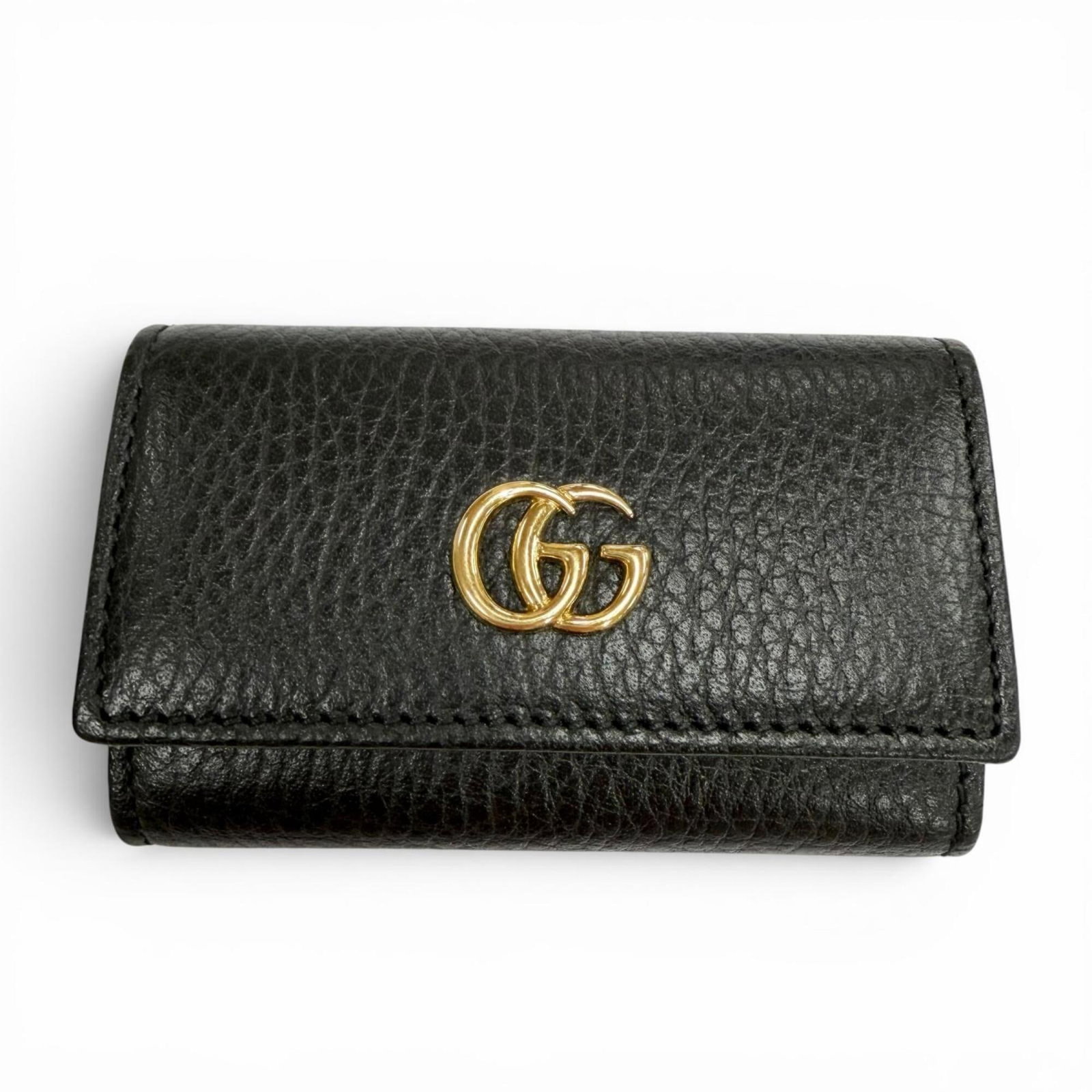 Keycase Leather Gucci: Keycase Leather Gucci Keycase Leather Gucci is made from high-quality black leather, measuring 6cm x 9.5cm / 2.36'' x 3.74''. The Italian design showcases a classic style, while the country of origin