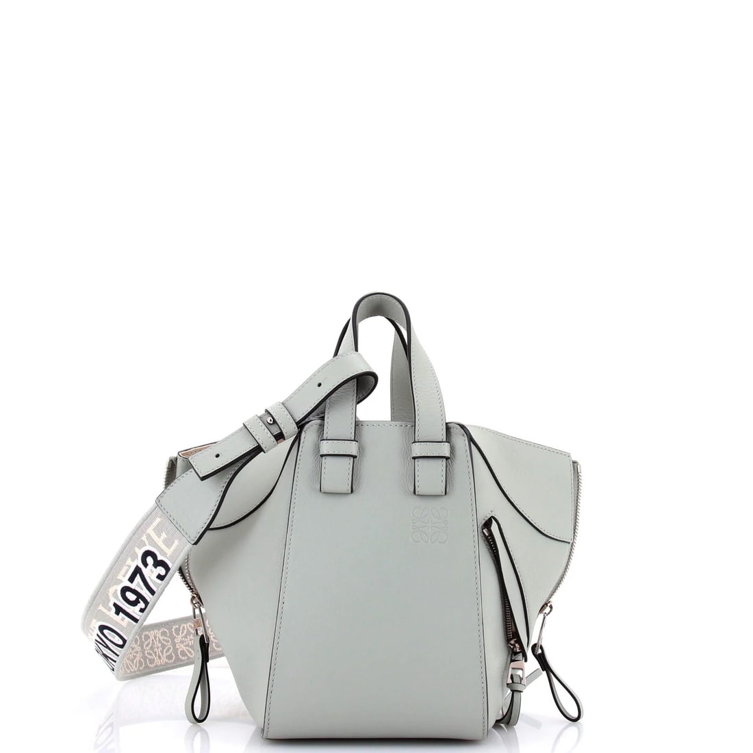 Hammock Bag Leather Logo Jacquard Compact Monochrome: Hammock Bag Leather Logo Jacquard Compact Monochrome Compact and stylish, this Loewe Hammock Bag Leather Logo Jacquard features a chic monochrome design and premium leather exterior, showcasing the br