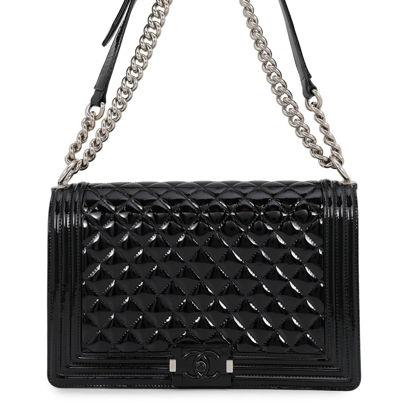 Patent Leather Shoulder Bag Chanel: Patent Leather Shoulder Bag Chanel Patent leather shoulder bag with sleek design, featuring silver hardware and a classic black color. This stylish handbag measures 18cm x 28cm x 7.5cm and weighs 940g