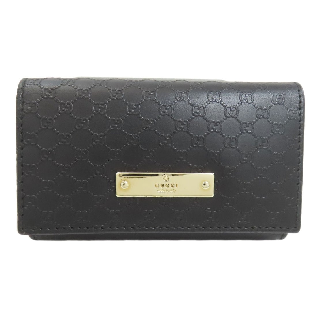 Gucci 033 0416 0888 Gg Key Holder Leather: Gucci 033 0416 0888 Gg Key Holder Leather This black leather key holder from Gucci features a sleek and sophisticated design. Made from high-quality leather, it boasts a classic style that complements