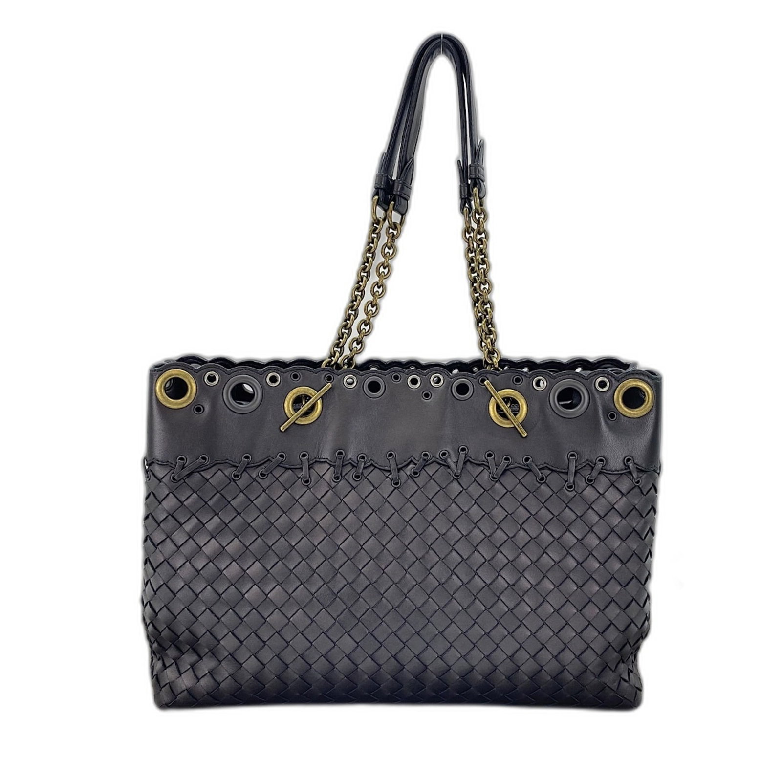 Bottega Veneta Shoulder Bag Leather: Bottega Veneta Shoulder Bag Leather Purple Bottega Veneta shoulder bag made from leather, measuring 24cm x 32cm x 14cm. This bag boasts a classic design, with a signature that bears a mark of the
