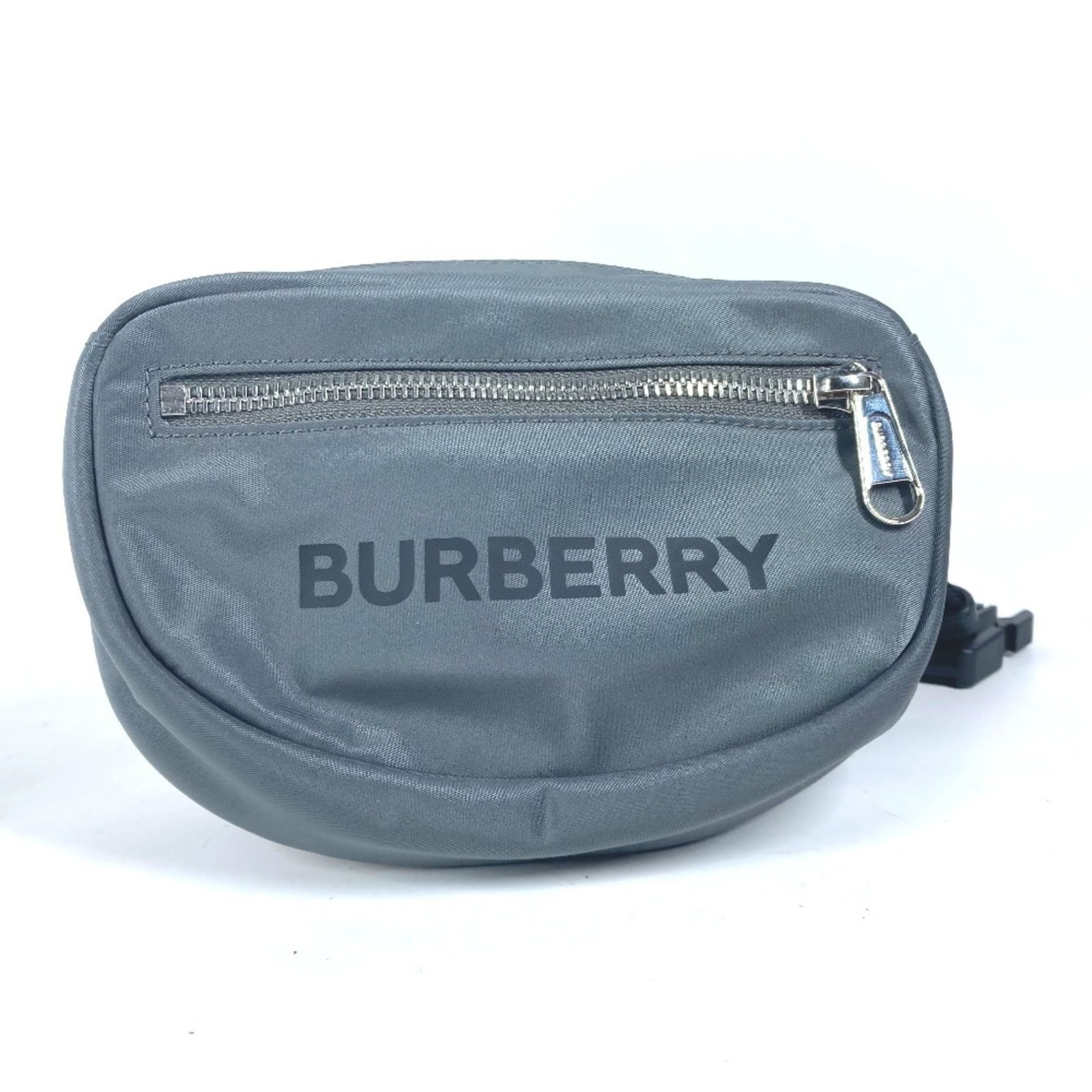 Burberry pack nylon: Burberry pack nylon Burberry's iconic nylon cross MPN 8052888 fanny pack features a durable zipper closure and a single adjustable strap for a secure fit. The outer pocket is accessible via a zipper,