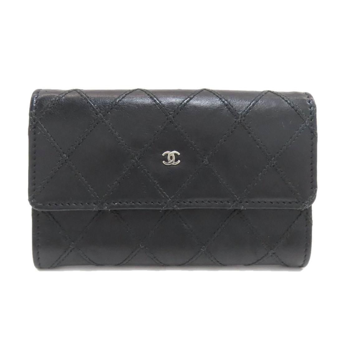 Coco Chanel Card Leather Matelasse Mark Case: Coco Chanel Card Leather Matelasse Mark Case Card case in black leather with a subtle matelasse pattern, adding a touch of sophistication to any outfit. The sleek design and classic style make it a ti