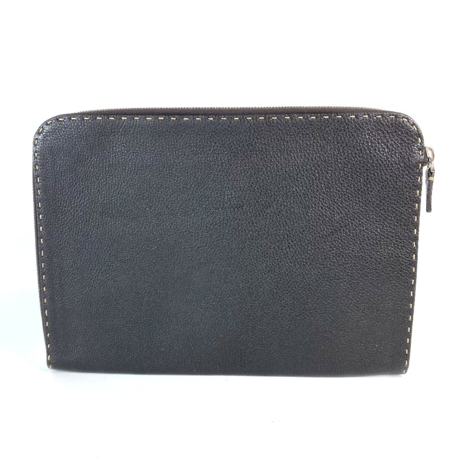 Bag Pouch Clutch Fendi Leather: Bag Pouch Clutch Fendi Leather Dark brown Fendi leather makes up this 25.5cm x 35.5cm clutch bag, a stylish and compact option. The pouch-style design is a classic choice, perfect for adding a touch