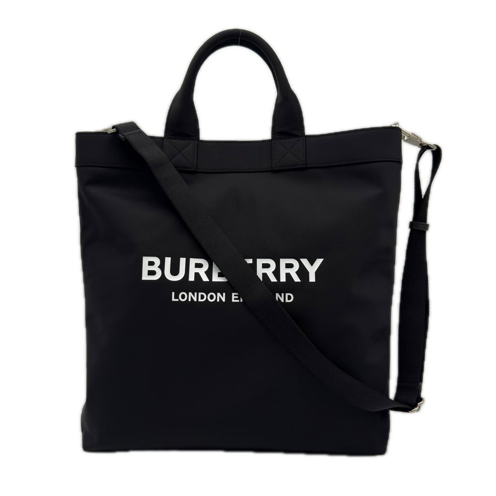 Burberry nylon tote bag: Burberry nylon tote bag Black and white Burberry nylon tote bag with a magnetic closure, measuring 38.5cm x 34cm x 7.5cm. The bag features a sturdy nylon material, adjustable strap length of 117cm,