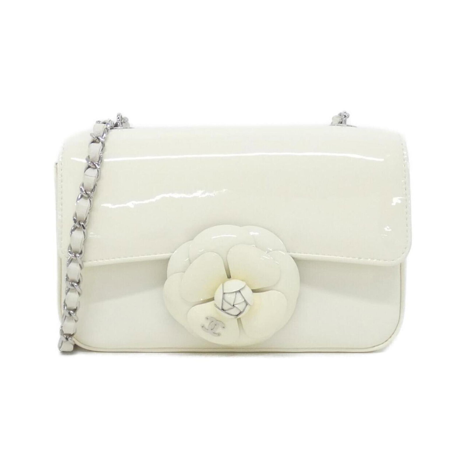 Shoulder Bag by Chanel: Shoulder Bag by Chanel White Chanel shoulder bag with silver hardware, measuring 12.5cm x 19cm x 6cm. This classic design is a timeless accessory for everyday use. The bag's clean lines and sleek