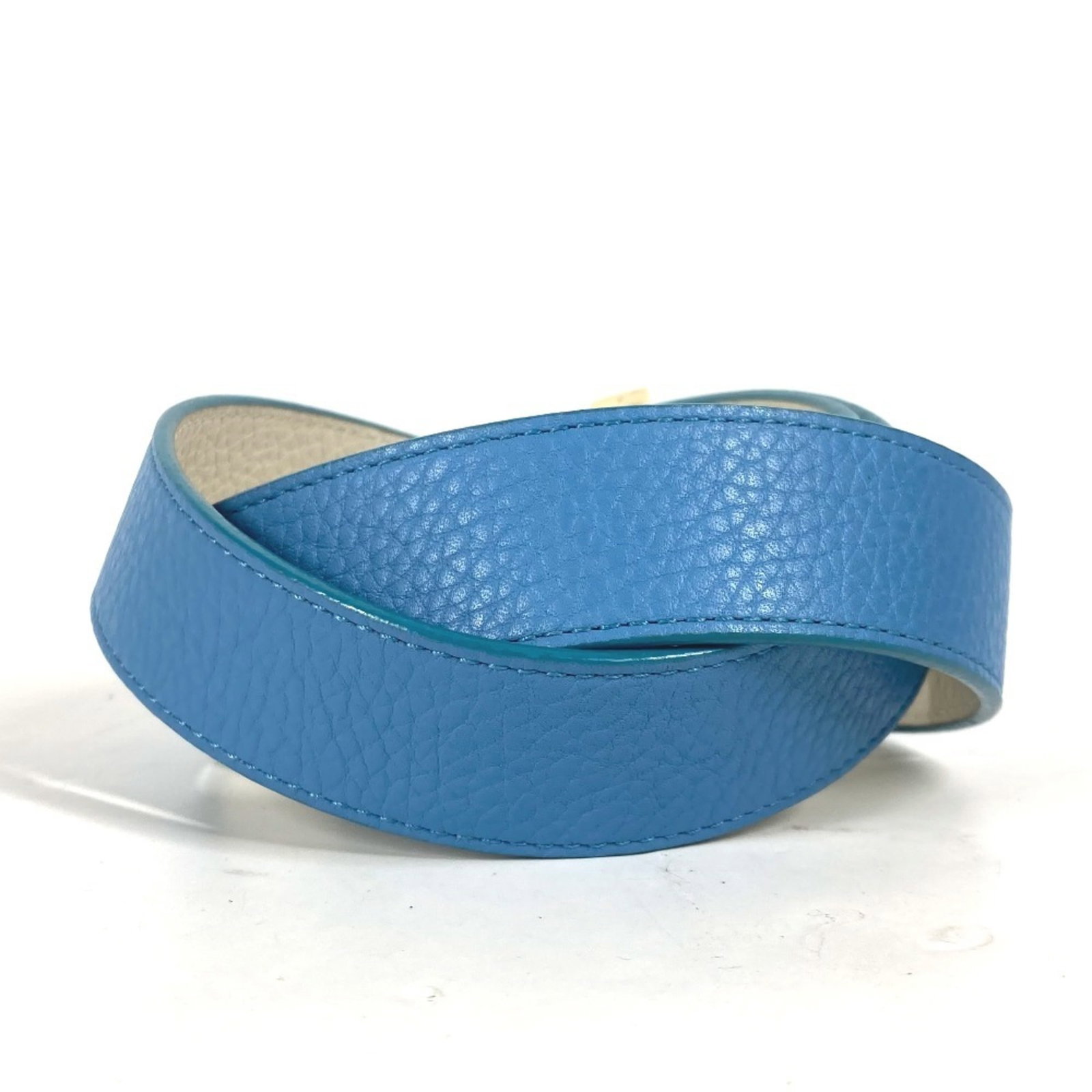 Standard belt by Louis Vuitton: Standard belt by Louis Vuitton Standard belt by Louis Vuitton, featuring Taurillon leather and a classic design, is presented in blue and white colors. The item includes a box for storage. This belt i