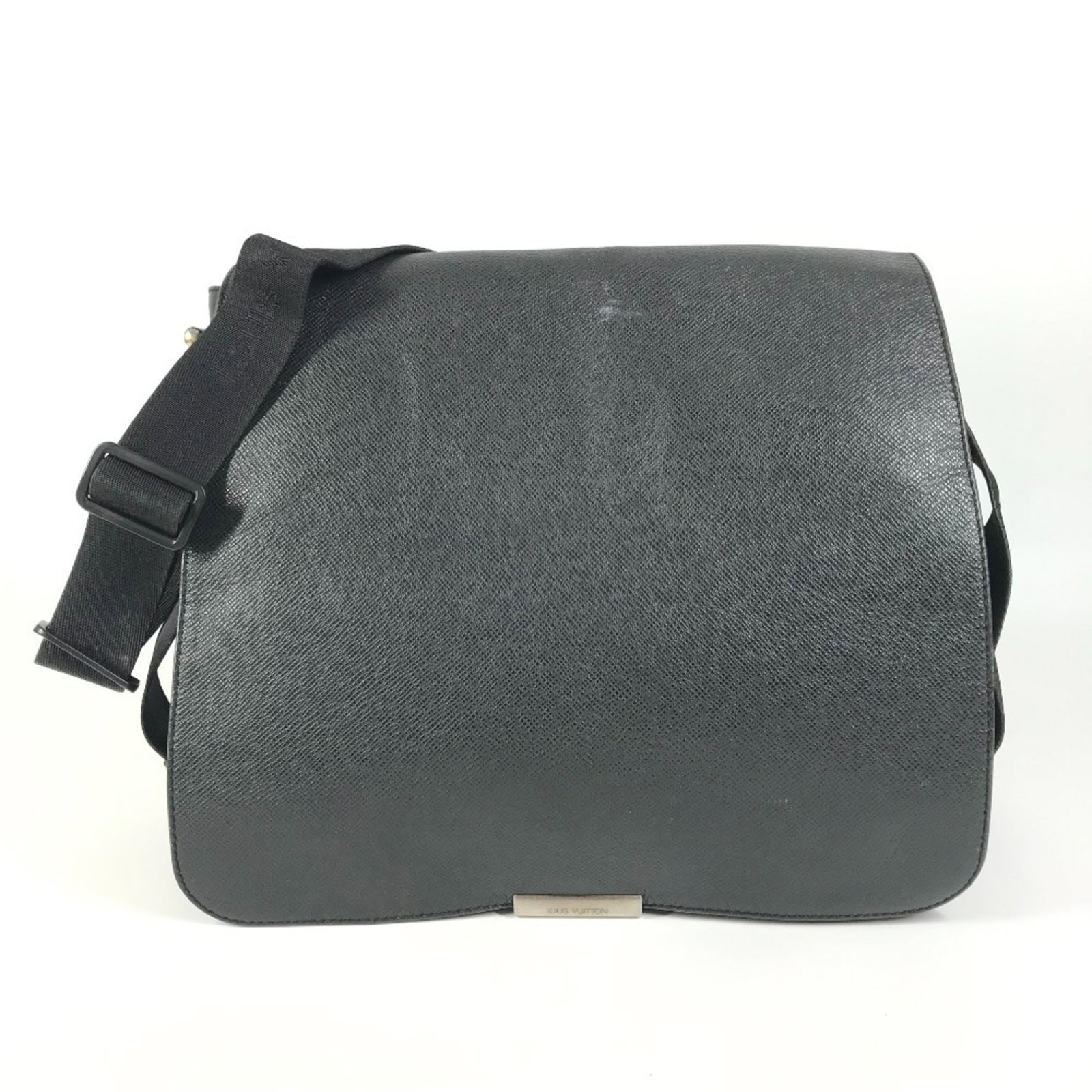 Messenger Bag Taiga Leather Nylon Canvas Leather Louis Vuitton Shoulder: Messenger Bag Taiga Leather Nylon Canvas Leather Louis Vuitton Shoulder Taiga leather, nylon canvas, and leather come together in this luxurious messenger bag, crafted with a classic flap closure.