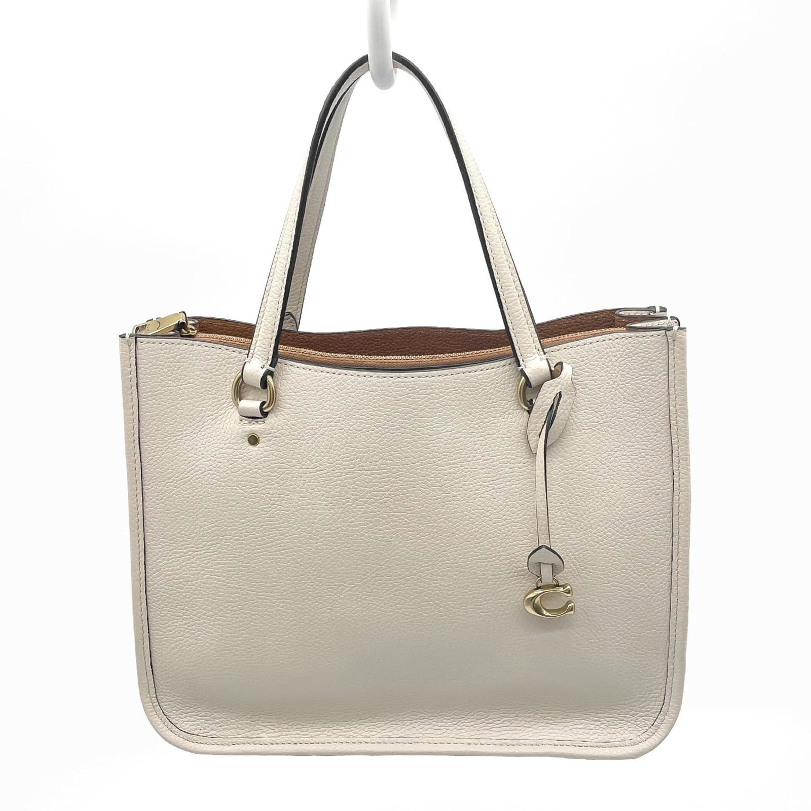Shoulder Bag Tote Bag Leather Coach: Shoulder Bag Tote Bag Leather Coach The Coach MPN C3460 Leather Shoulder Bag Tote is a classic design featuring a rich beige and gold color combination. Made from high-quality leather, this spacious