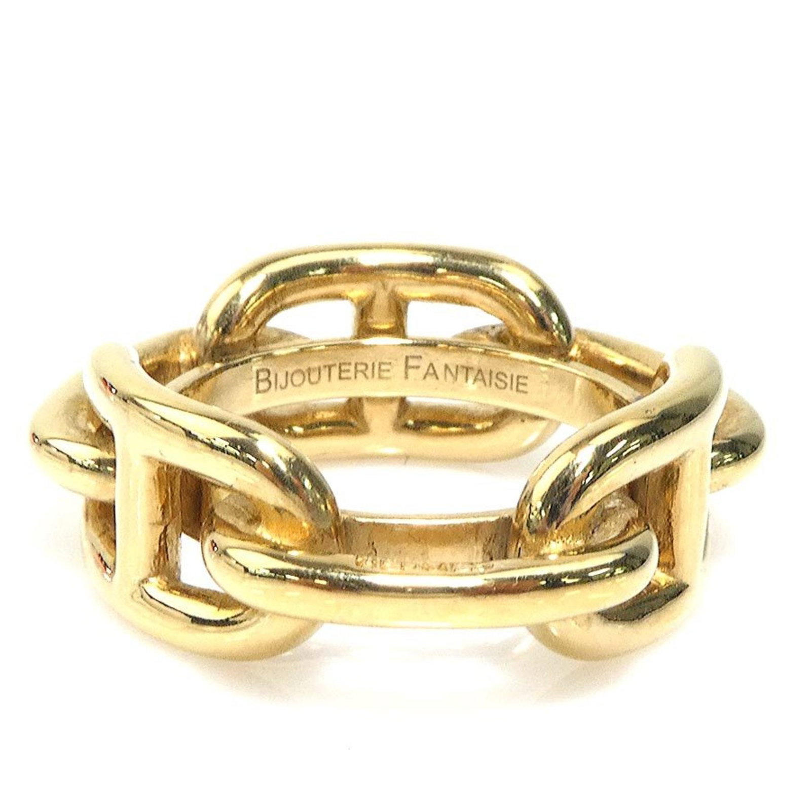 Ring Scarf Metal Hermes: Ring Scarf Metal Hermes The Ring Scarf Metal Hermes is a striking gold metal accessory featuring a unique ring scarf design. Measuring 3cm x 1cm, this compact accessory comes in a luxurious gold