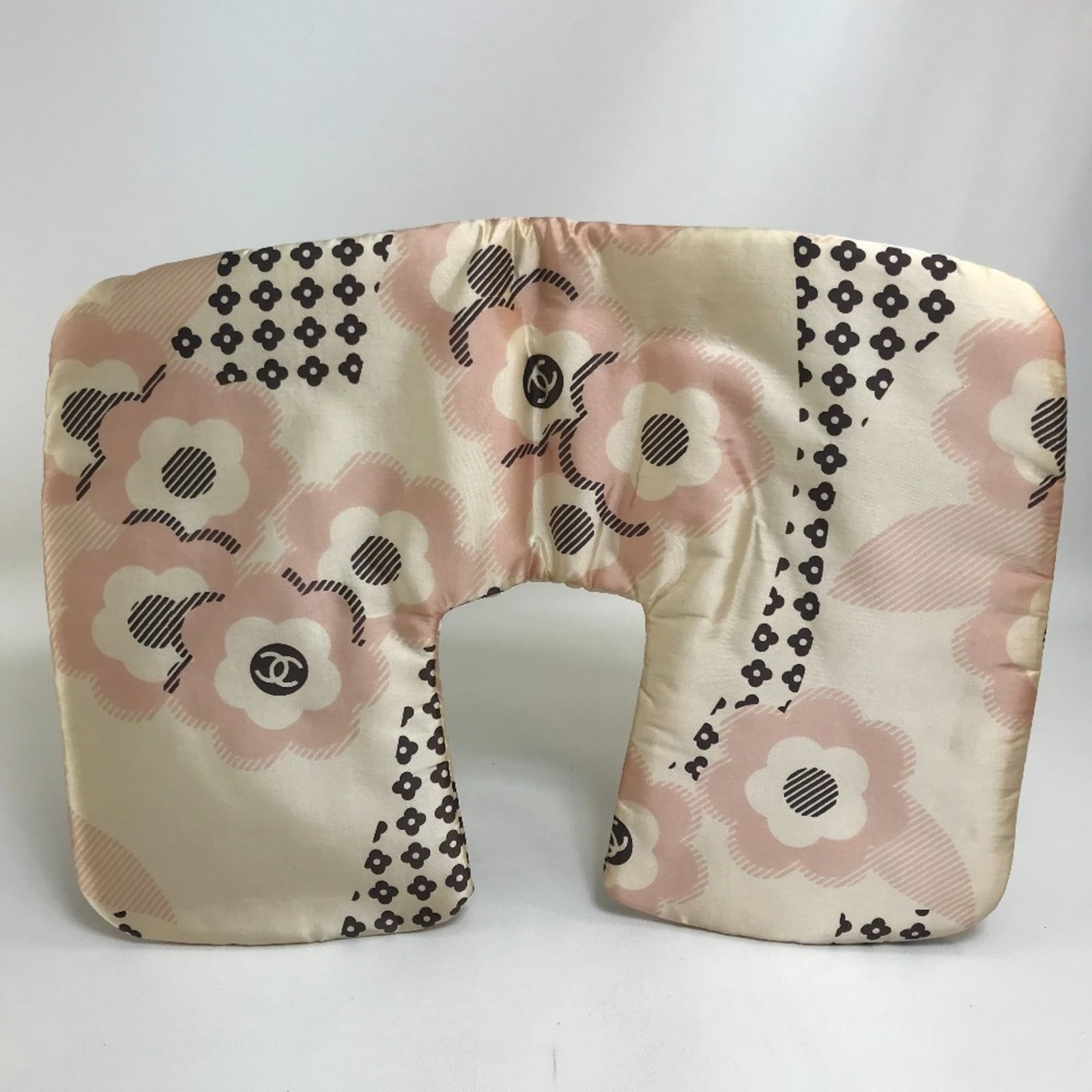 Other Cloth Chanel: Other Cloth Chanel Pink cloth Chanel handbag with 3 open pockets, measuring 35cm x 25cm x 5cm. The bag bears a serial number and a signature, making it a unique and interesting piece. Its compact