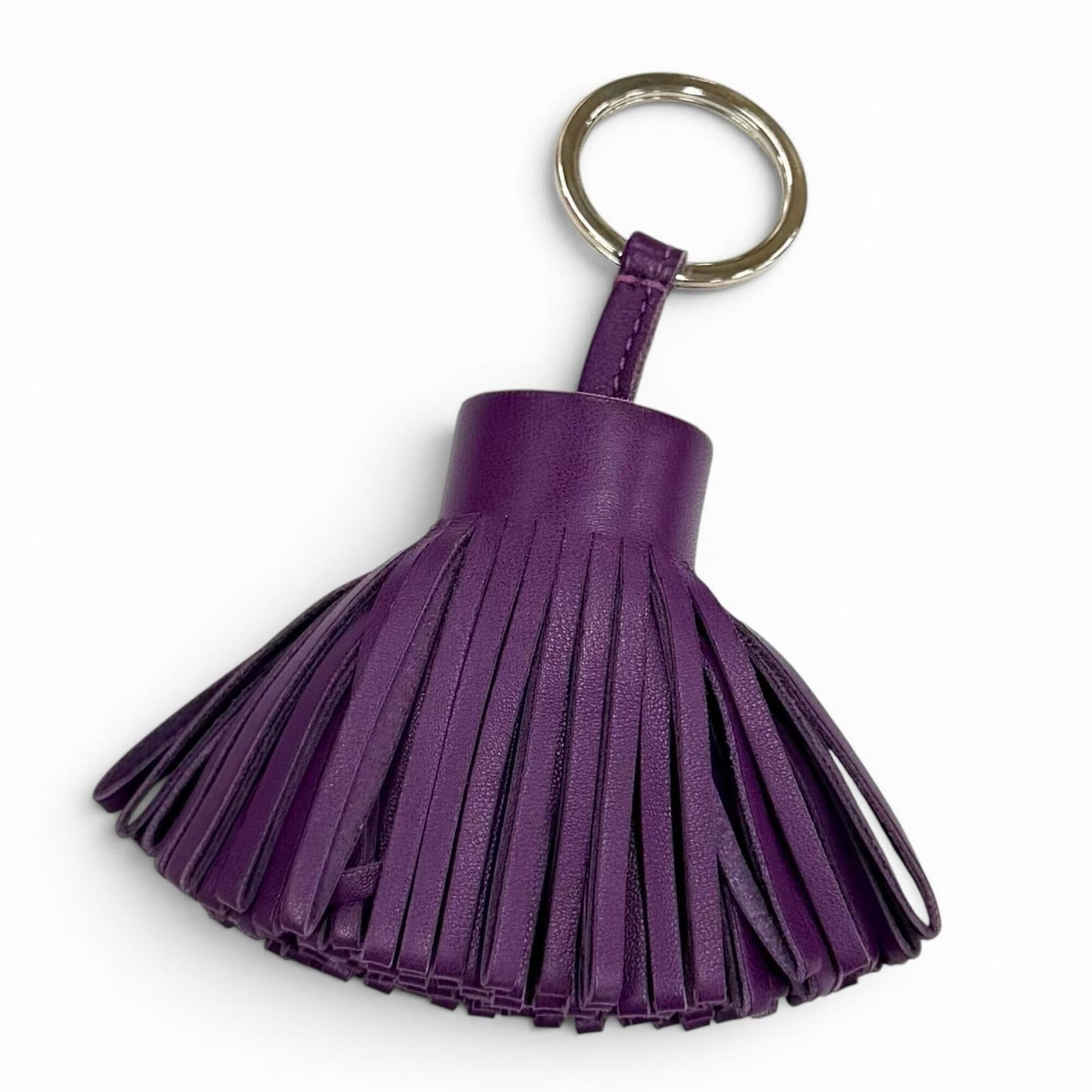 Keyring Hermes: Keyring Hermes This exquisite keyring is crafted by the renowned French luxury brand Hermes, bearing the iconic violet color that has become synonymous with the brand's signature style. Measuring 11.5