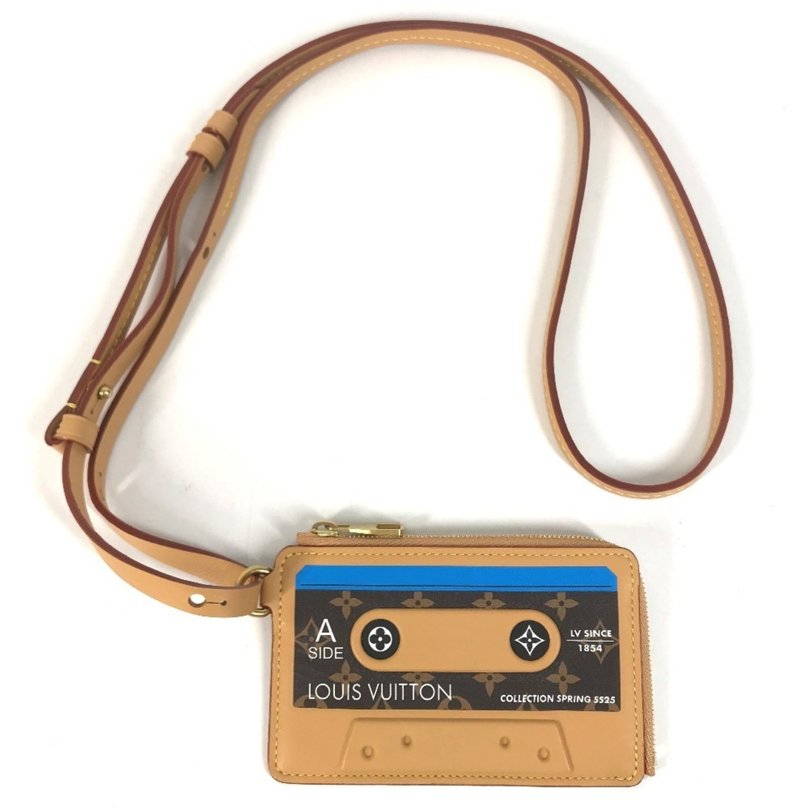 Coin purse Monogram Louis Vuitton: Coin purse Monogram Louis Vuitton Monogrammed with iconic Louis Vuitton design, this brown coin purse boasts a classic, timeless style. Made from high-quality materials, its 8cm x 12.5cm size makes it