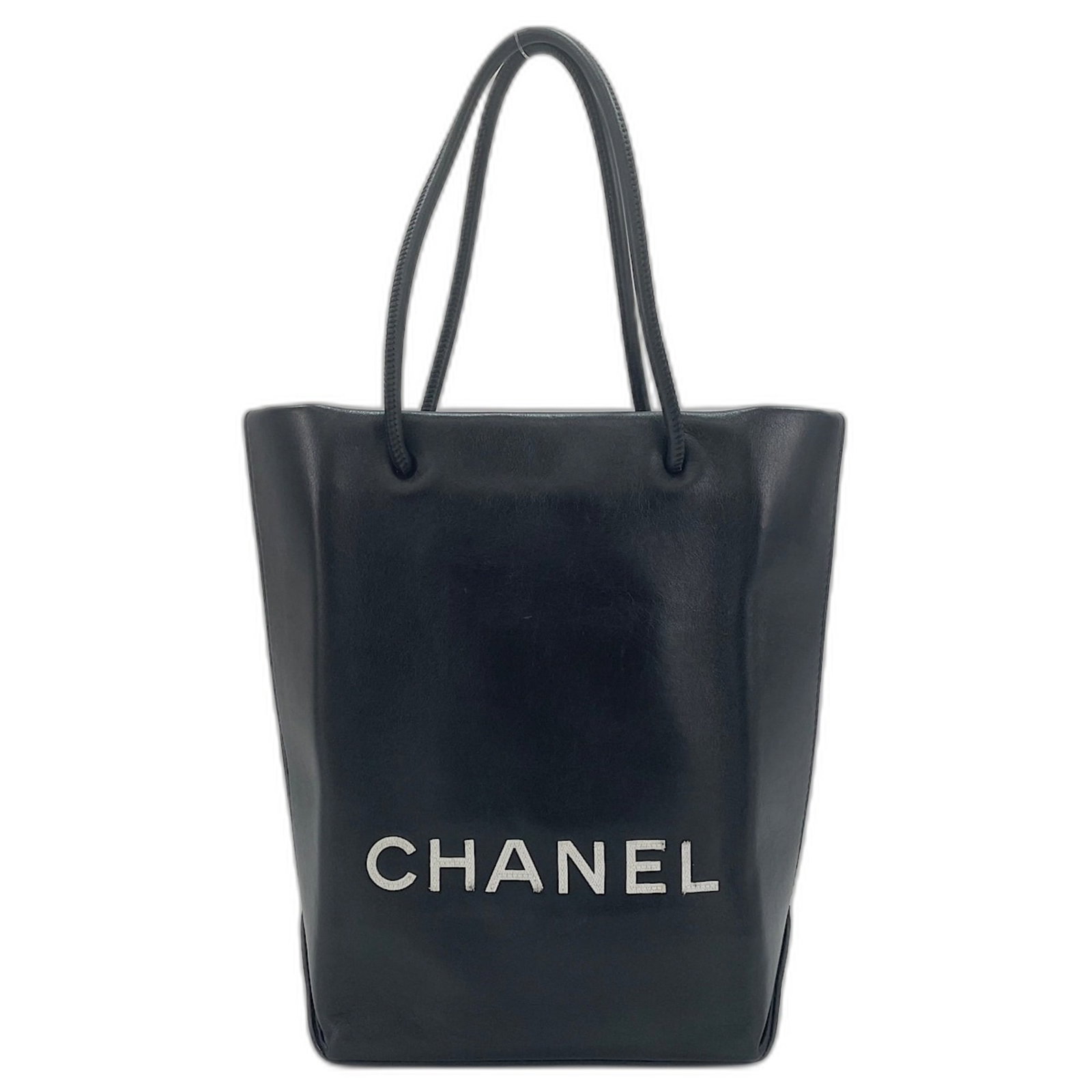 Handbag Chanel: Handbag Chanel Black Chanel handbag with dimensions 22cm x 15cm x 8cm, perfect for everyday carry. The sleek design and classic style make it a timeless accessory. Item Specifics: Brand: Chanel Type: 