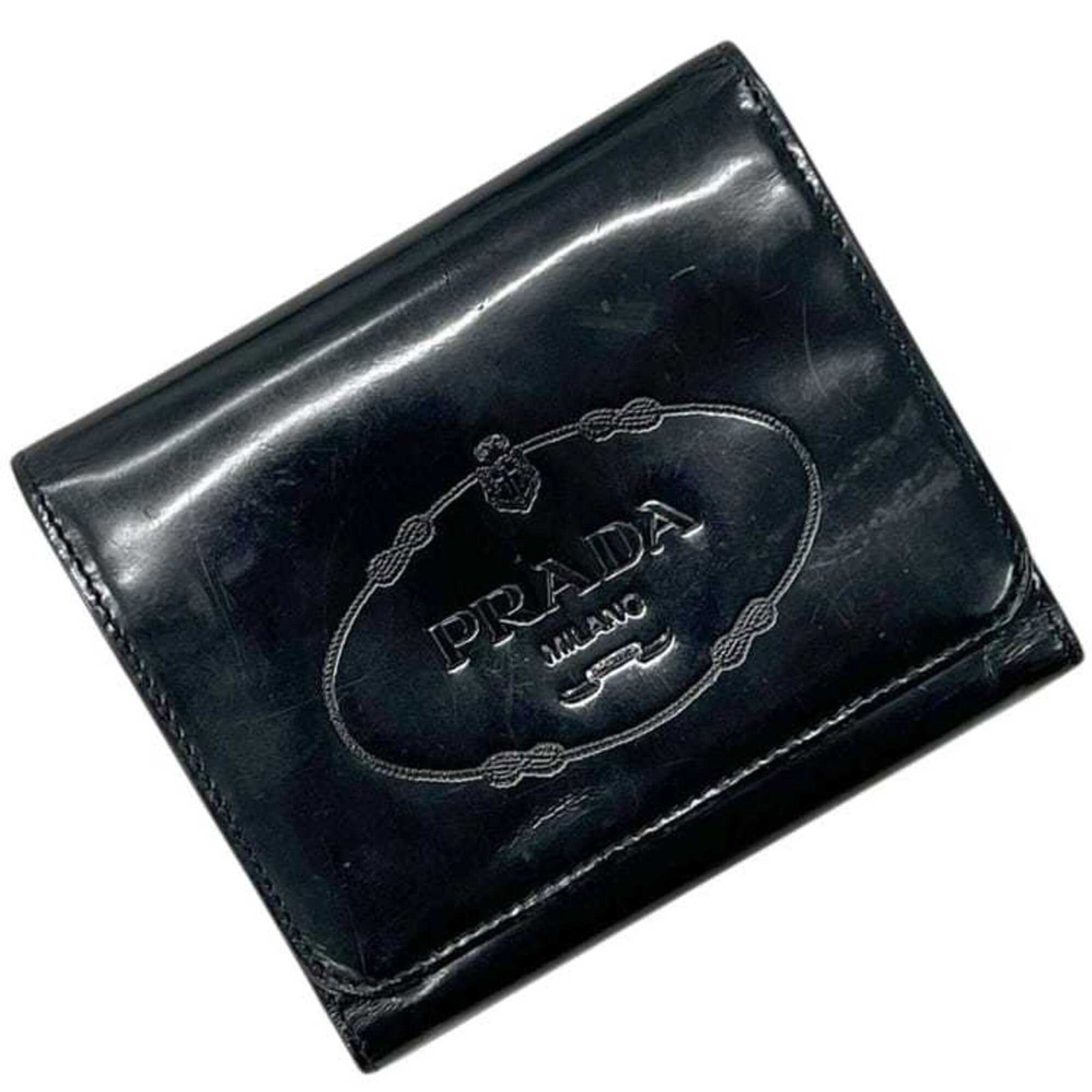 Patent Leather Wallet Tri Fold Prada: Patent Leather Wallet Tri Fold Prada Patent leather wallet with tri-fold design, crafted from high-quality patent leather in black. Measuring 9.5cm x 11.2cm x 2cm, this wallet features a sleek and sop