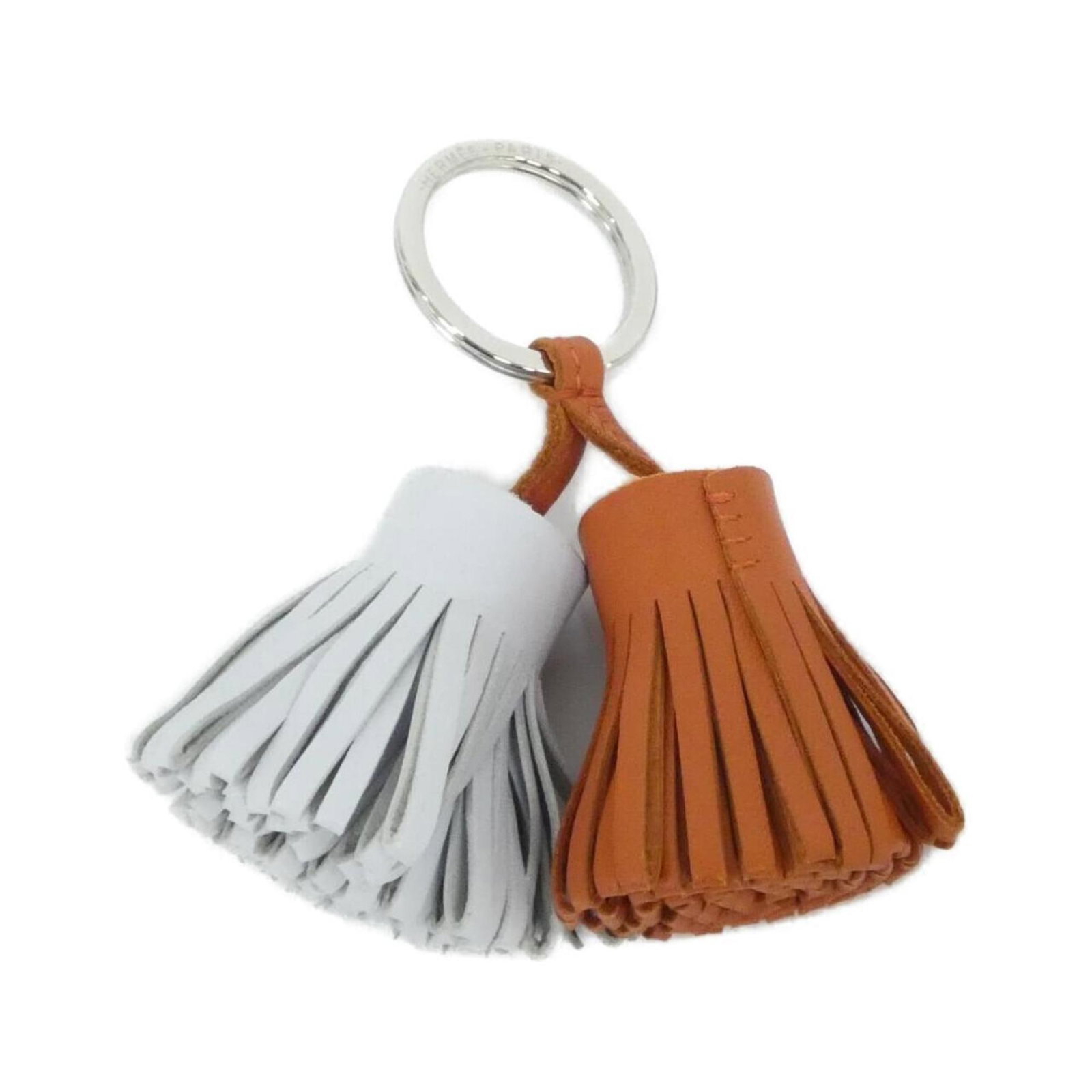 Keyring Agneau Milo Hermes: Keyring Agneau Milo Hermes Agneau Milo is a luxurious material used in this Keyring, adding a touch of sophistication to any accessory. The brown color and elegant design make it a stylish addition