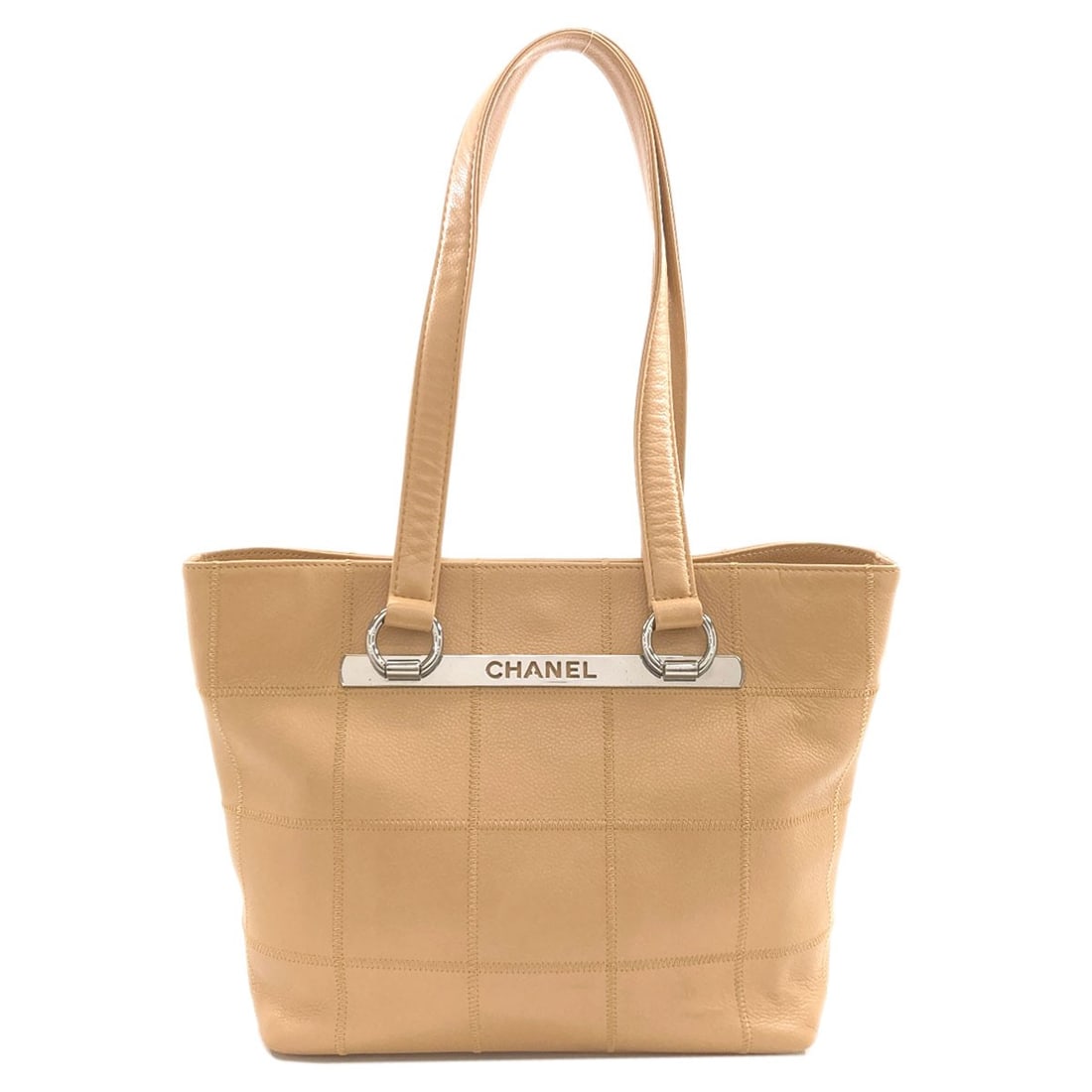 Skin Calfskin Grained Wild Bag Stitch Tote Bar Chocolate Chanel: Skin Calfskin Grained Wild Bag Stitch Tote Bar Chocolate Chanel Beige CHANEL tote bag with a unique grained calfskin skin exterior, featuring a classic bag stitch and magnetic closure. This stylish to
