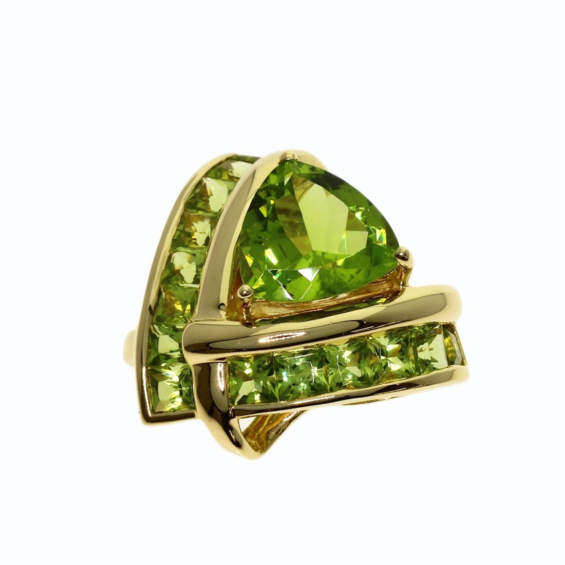 K18 Yellow Gold Pendant Peridot Top Ponte Vecchio: K18 Yellow Gold Pendant Peridot Top Ponte Vecchio K18 Yellow Gold Pendant Peridot Top Ponte Vecchio features a 3.58ct peridot stone set in K18 yellow gold. The pendant's design showcases a classic