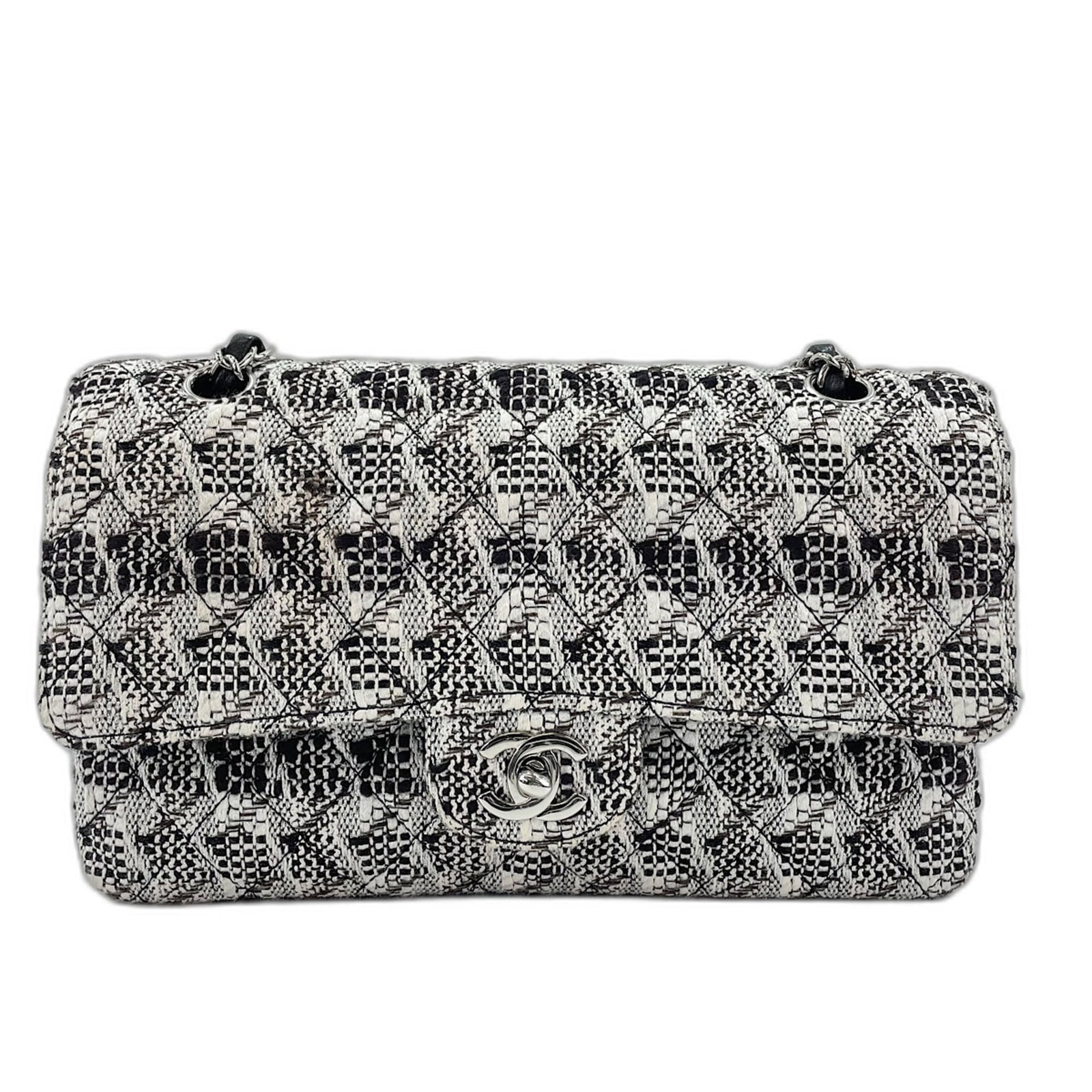 Handbag Chanel: Handbag Chanel White Chanel handbag with classic design, measuring 16cm x 26cm x 7cm, perfect for everyday use. This timeless piece features a sleek and sophisticated style, ideal for adding a touch o