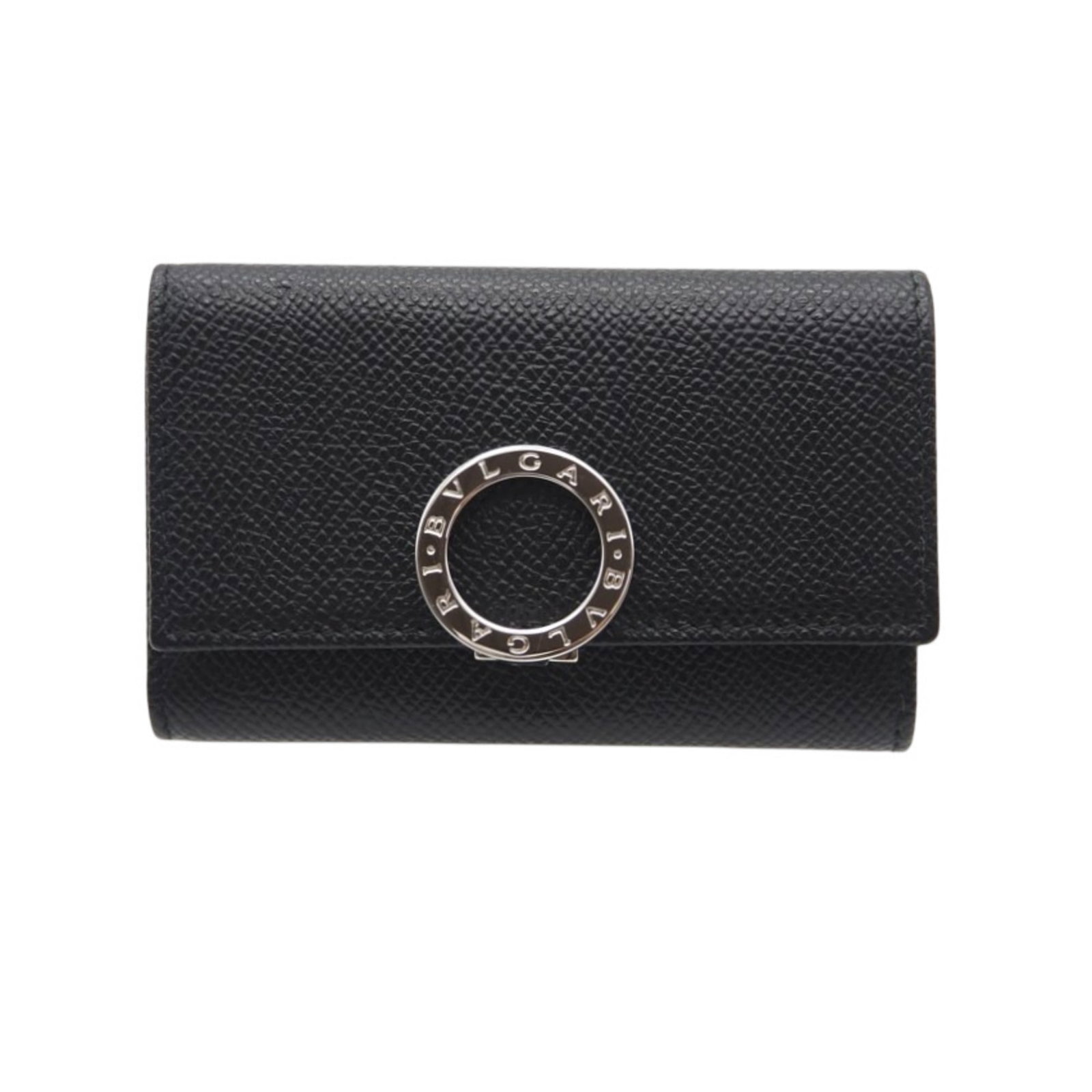 Bvlgari leather keycase: Bvlgari leather keycase Bvlgari leather keycase in sleek black, crafted from high-quality leather with a durable design. Measuring 6.5cm x 10cm x 1cm, this compact keycase is the perfect accessory