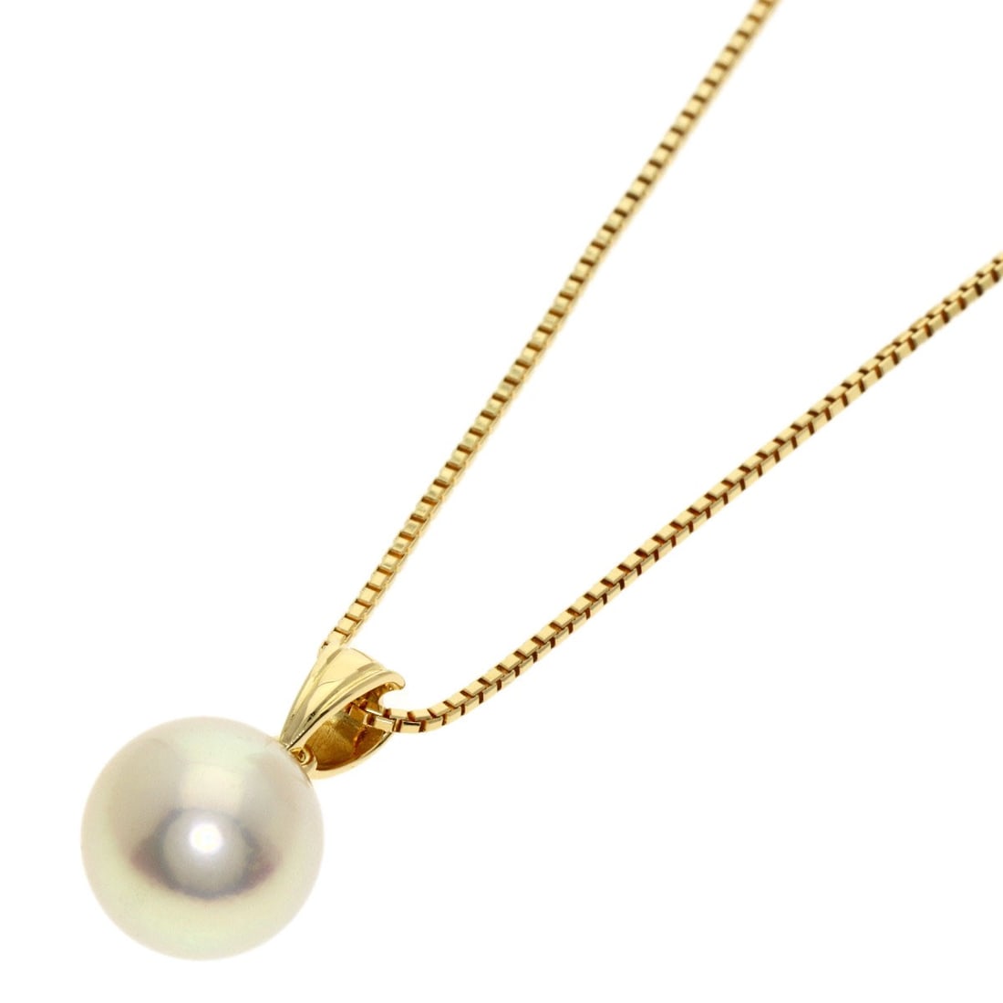Tasaki Pearl Necklace K18 Yellow: Tasaki Pearl Necklace K18 Yellow Tasaki Pearl Necklace K18 Yellow is a stunning gold necklace featuring a pearl as the main stone, crafted from 18k yellow gold. The necklace boasts a classic design