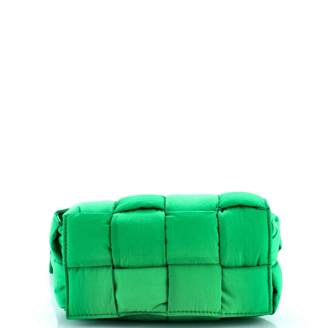 Intrecciato Nylon Cassette Crossbody Maxi Bottega Veneta Bag: Intrecciato Nylon Cassette Crossbody Maxi Bottega Veneta Bag The Bottega Veneta Cassette Crossbody Maxi in Intrecciato Nylon is a statement piece, boasting a striking green exterior with a unique wove