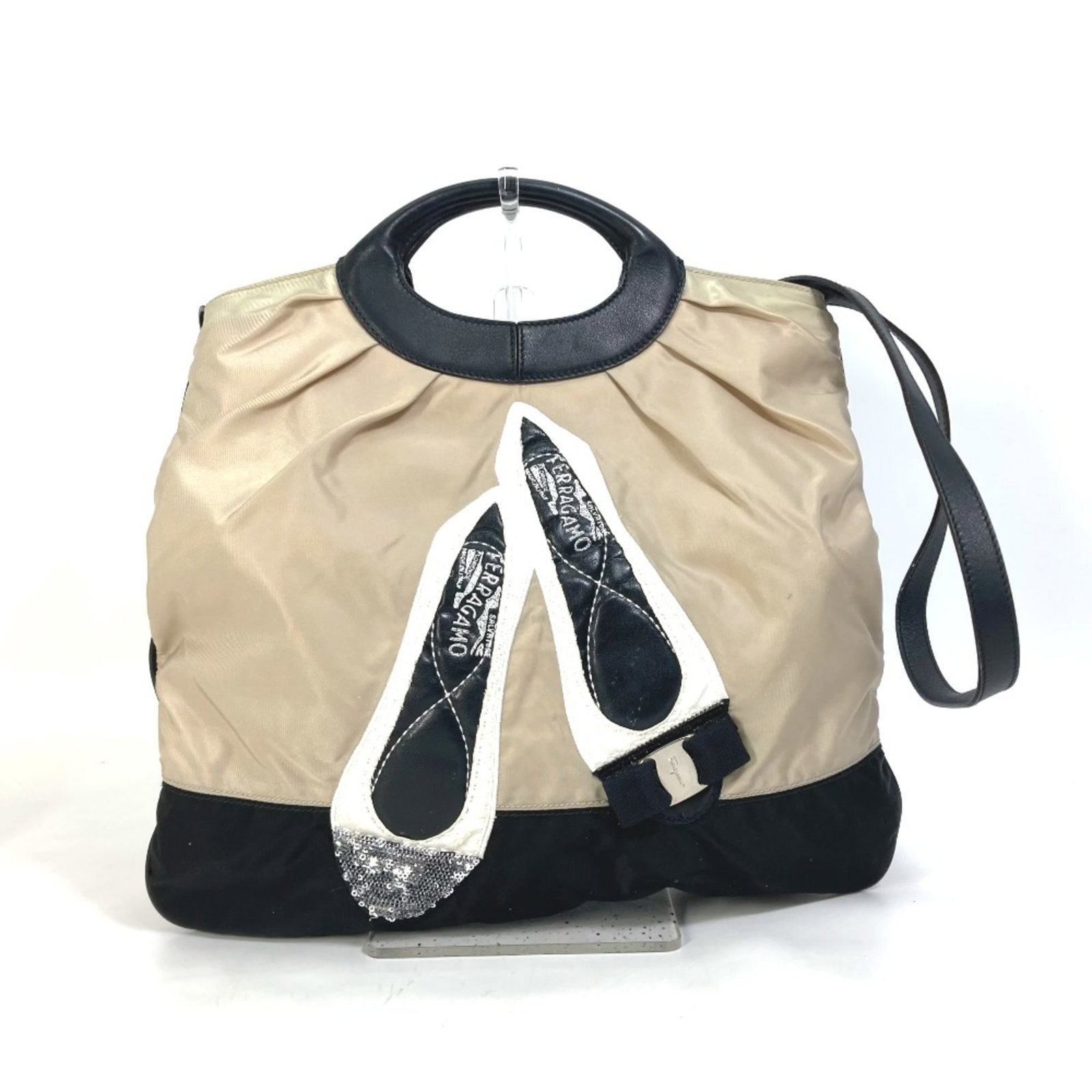 Ferragamo Bag Shoulder Salvatore Other: Ferragamo Bag Shoulder Salvatore Other Black shoulder bag with 43.3-inch shoulder strap, measuring 31.5cm x 31.5cm. This Salvatore Ferragamo bag features a sleek design and a durable material. Item Sp