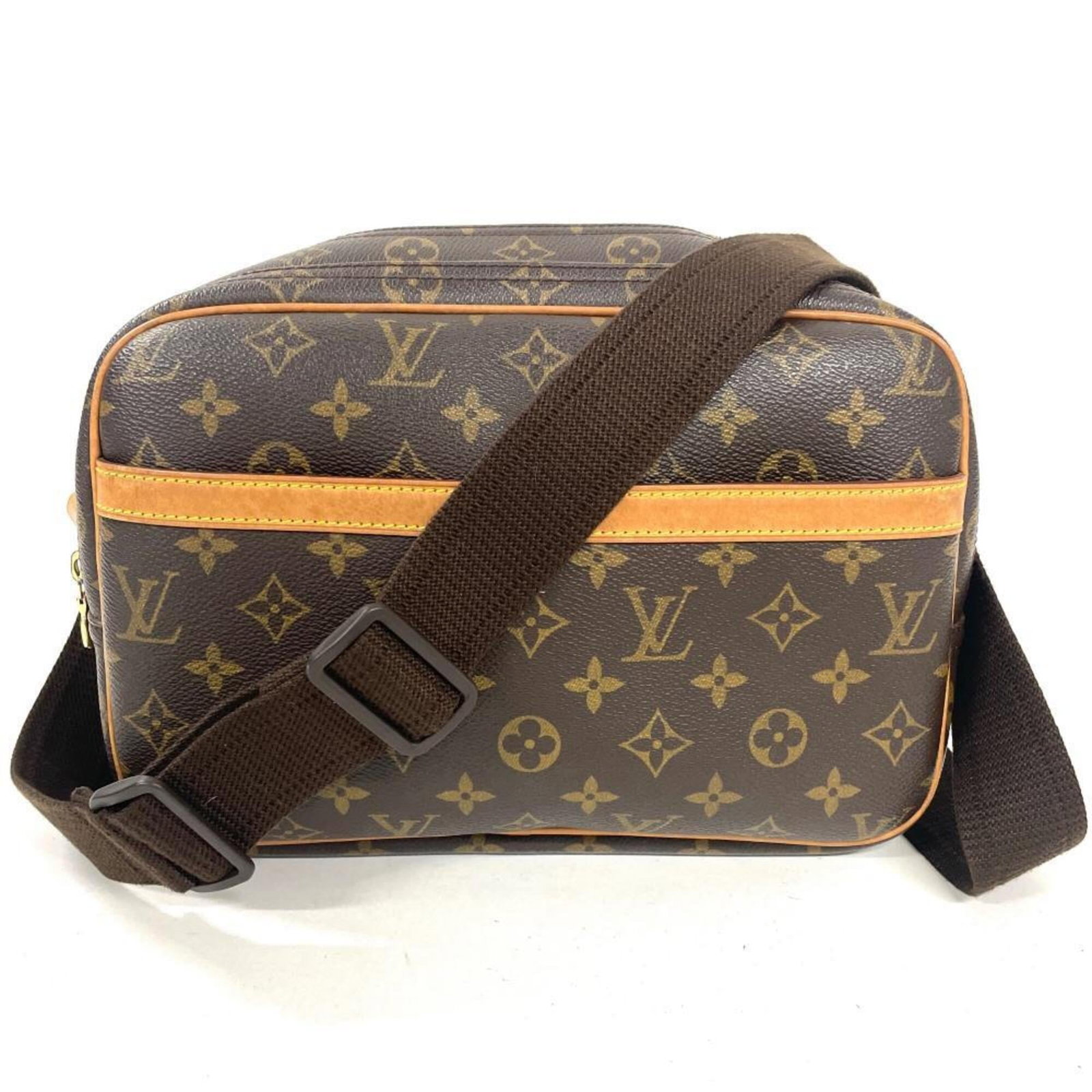 Shoulder Bag Monogram Louis Vuitton: Shoulder Bag Monogram Louis Vuitton The Louis Vuitton Monogram Shoulder Bag is a classic design featuring the iconic monogram pattern in brown. Measuring 21cm x 28cm x 12cm, this stylish bag is