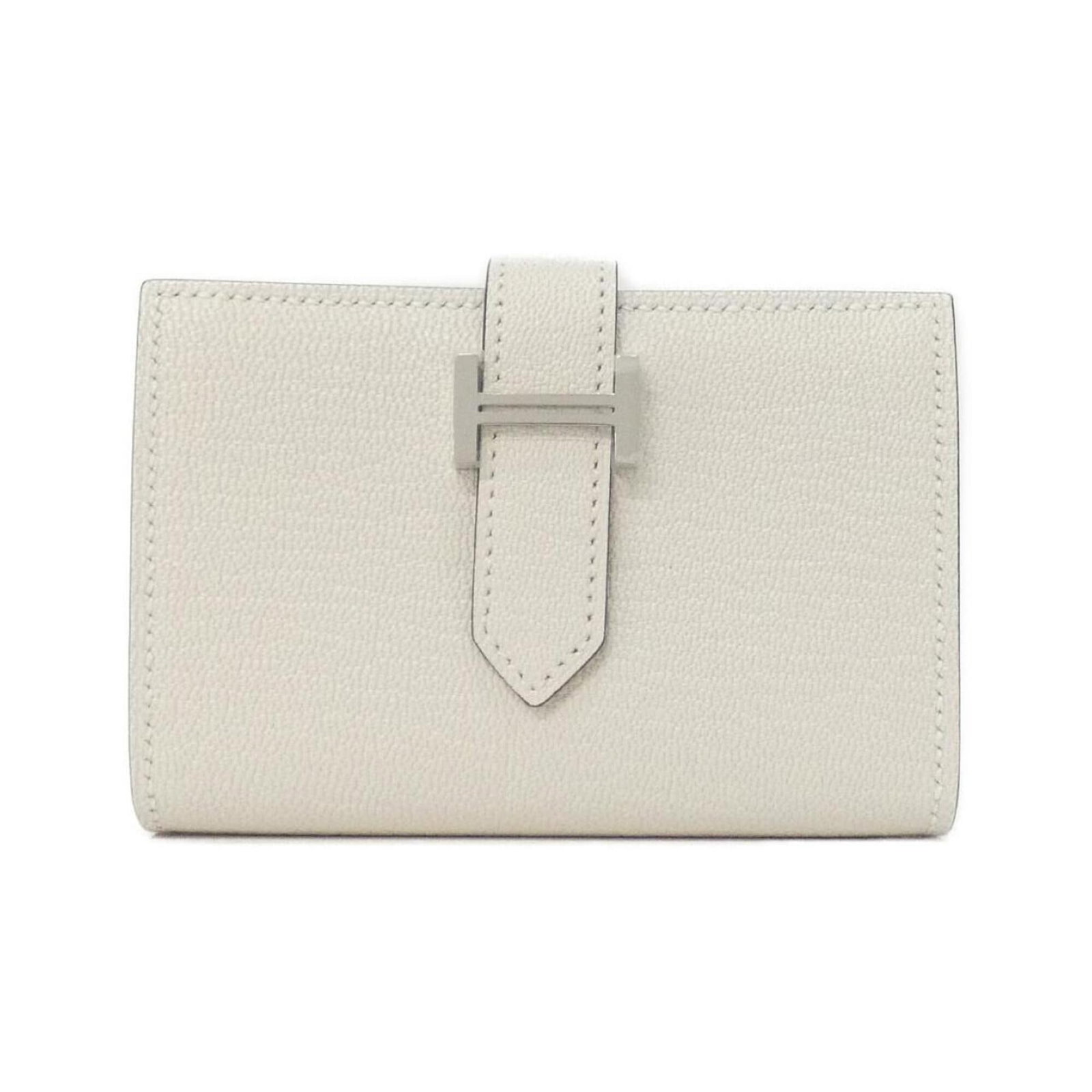Chevre Leather Bi Fold Wallet Hermes: Chevre Leather Bi Fold Wallet Hermes Chevre leather bi-fold wallet from Hermes, featuring a sleek white design and compact 7cm x 10.5cm x 2cm dimensions. This stylish wallet is crafted from