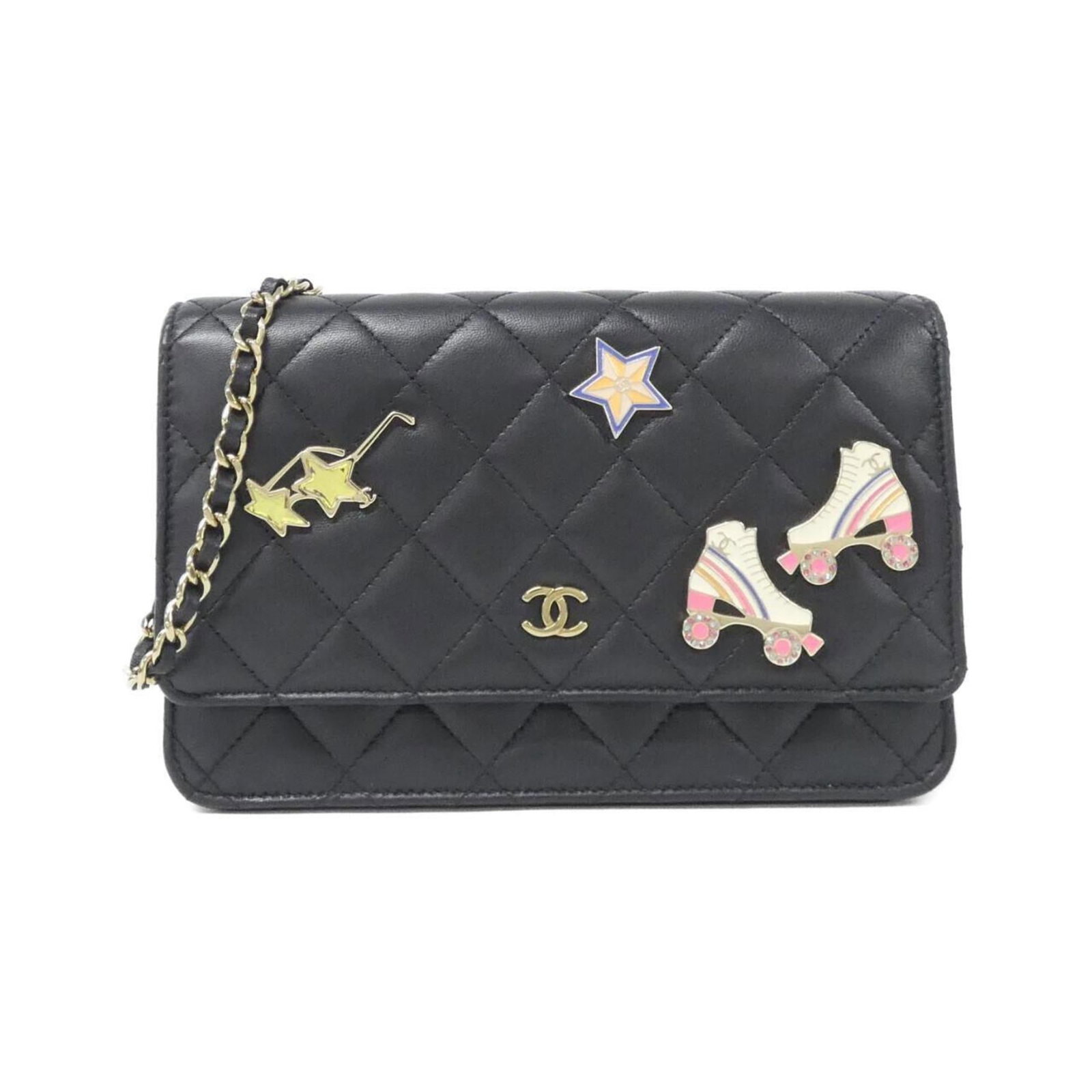 Chain shoulder leather wallet: Chain shoulder leather wallet Chain shoulder leather wallet in black lambskin with a sleek, modern design. This stylish accessory features a durable chain strap and comes with a luxurious dust bag