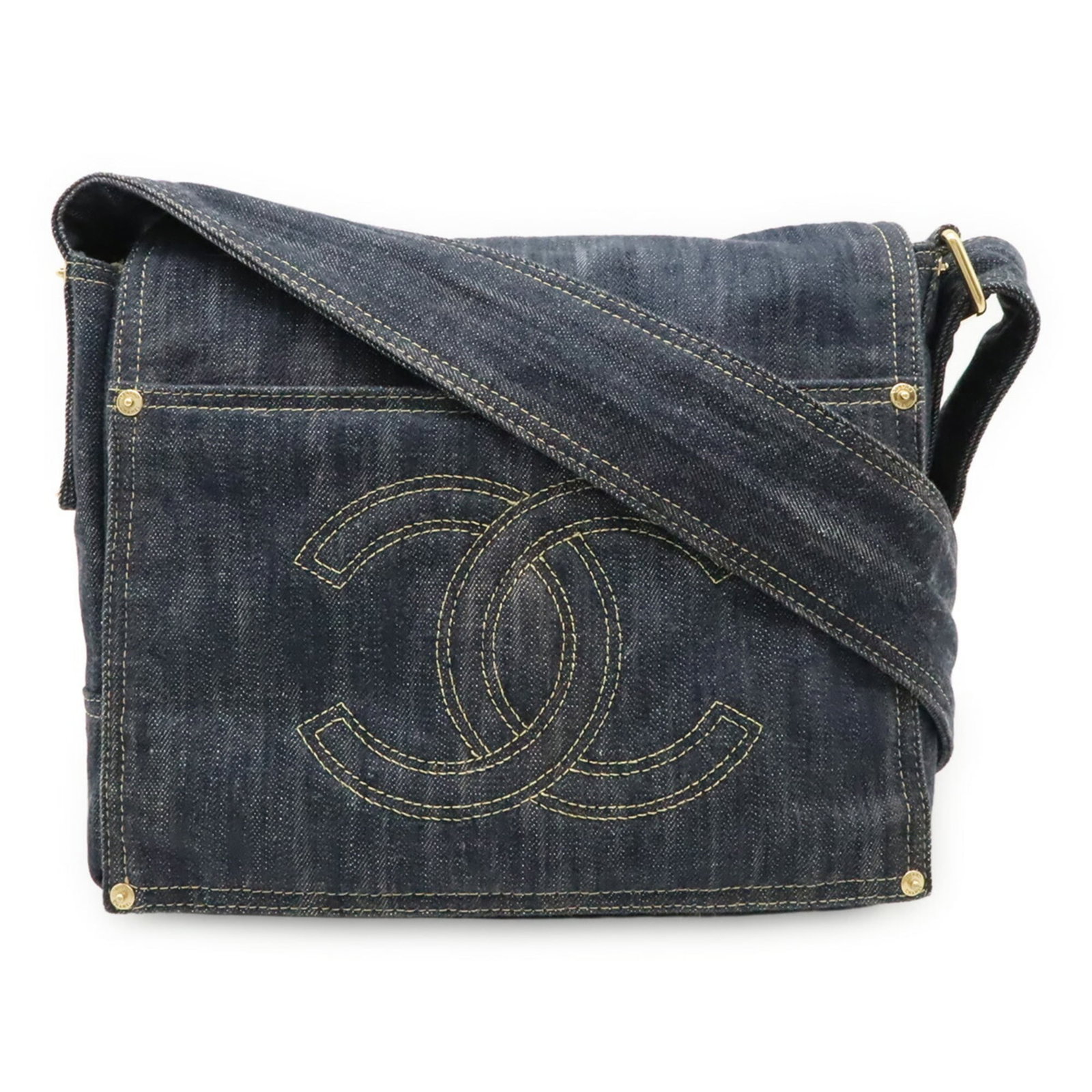 Shoulder Bag Denim Chanel: Shoulder Bag Denim Chanel Denim shoulder bag from the iconic Chanel brand, measuring 22cm x 28cm x 9cm and weighing 680g. This stylish bag features a durable denim material and adjustable strap