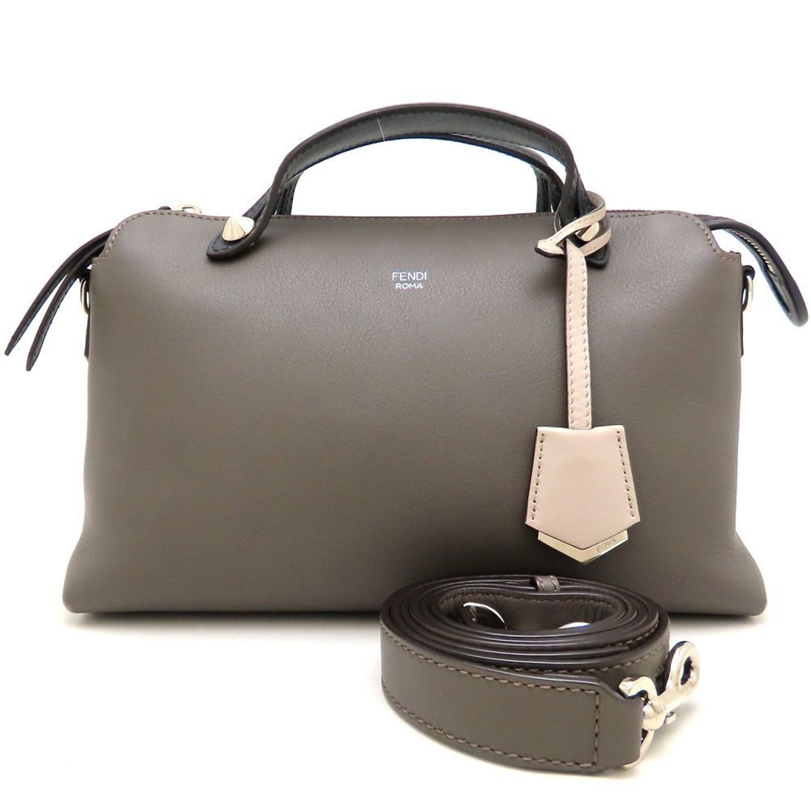 Shoulder Bag Leather Fendi Handbag: Shoulder Bag Leather Fendi Handbag Gray leather shoulder bag from Fendi, featuring silver hardware and a zipper closure. Measuring 17cm x 28cm x 12.5cm, it has adjustable strap lengths of 98cm to