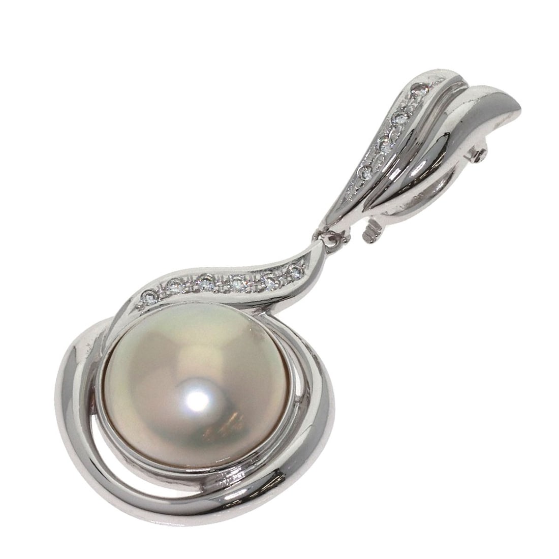 White Gold K14 Top Pendant Pearl Mabe Tasaki Diamond: White Gold K14 Top Pendant Pearl Mabe Tasaki Diamond K14 White Gold Pendant Top Features a D 0.1ct Pearl and Mabe Tasaki Diamond. The pendant boasts a sleek, silver-toned design with a top setting