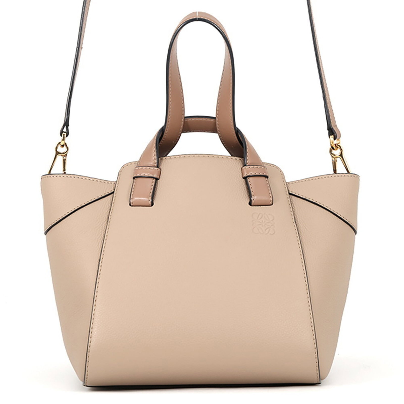 Shoulder Bag Leather Loewe Handbag: Shoulder Bag Leather Loewe Handbag Beige leather shoulder bag from Loewe, featuring a classic design with a timeless aesthetic. The bag measures 19cm x 20cm x 18cm and weighs 570g, with adjustable
