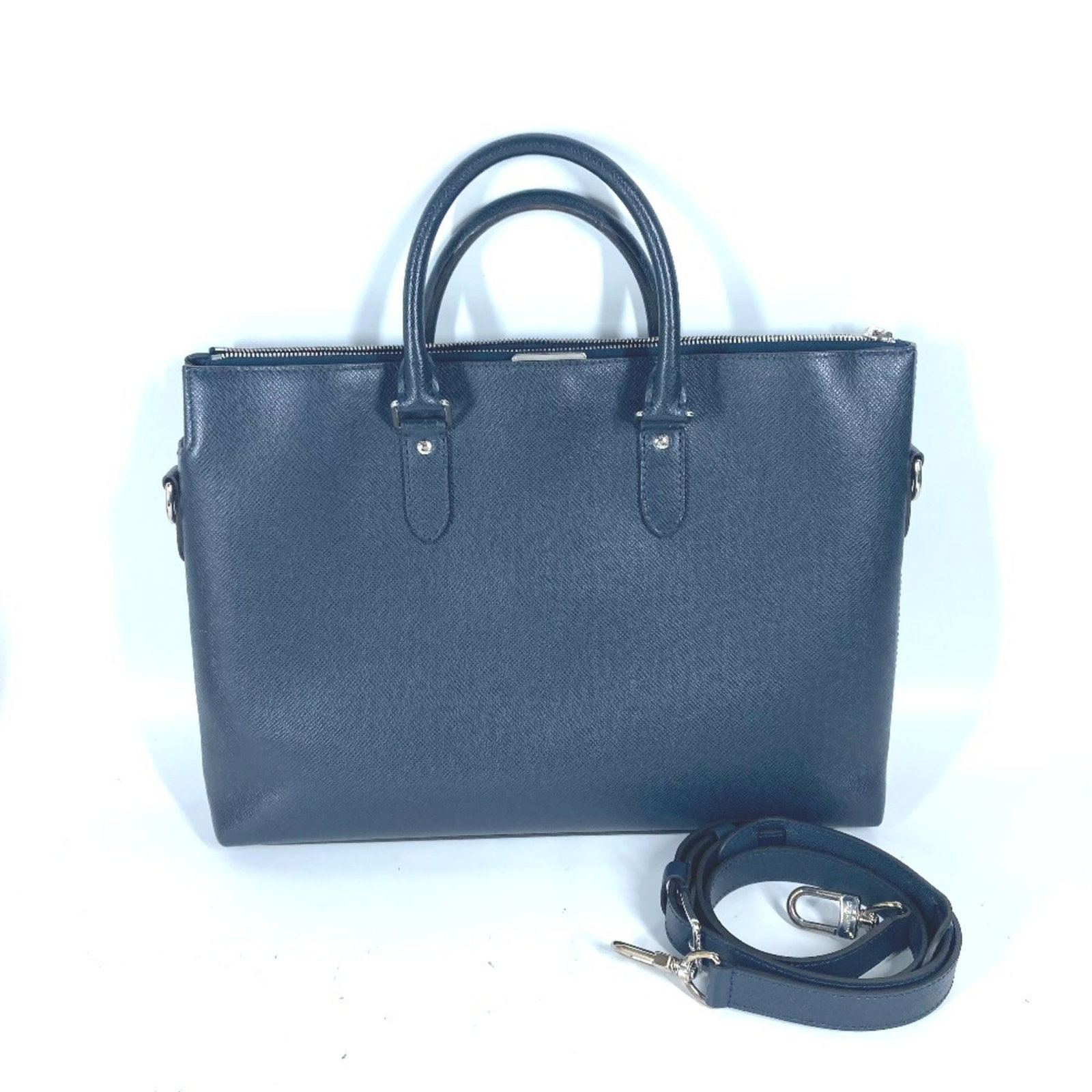 Shoulder Bag Taiga Leather Louis Vuitton: Shoulder Bag Taiga Leather Louis Vuitton Taiga leather provides a rich, dark tone to this Louis Vuitton shoulder bag, while its navy color adds a sophisticated touch. Measuring 27.5cm x 34.5cm x 6cm,