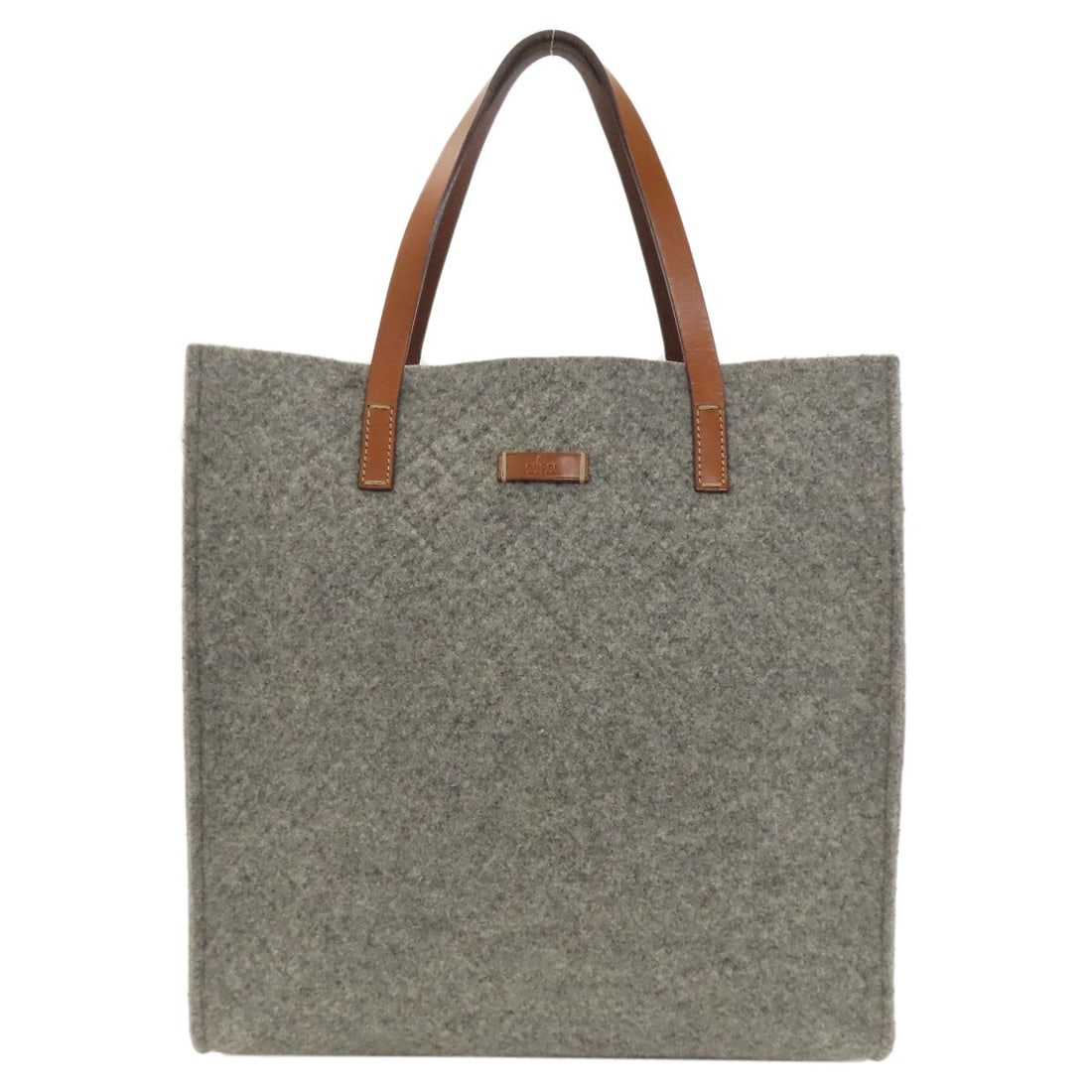 Logo Felt Bag Tote Gucci: Logo Felt Bag Tote Gucci Gray felt tote bag with a Gucci logo, made from a durable felt material. This style tote bag features a distinctive gray exterior color and a notable logo. The bag's exterior