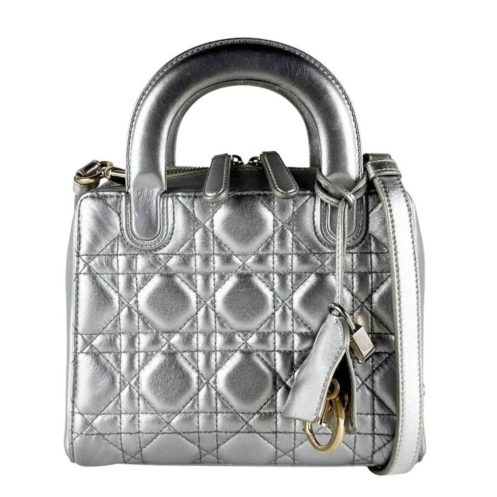 Shoulder Bag Leather Christian Dior: Shoulder Bag Leather Christian Dior Silver Leather Shoulder Bag from Christian Dior, measuring 15cm x 19cm x 8cm, features a sleek design with a strap closure. This Italian-made leather bag is crafted