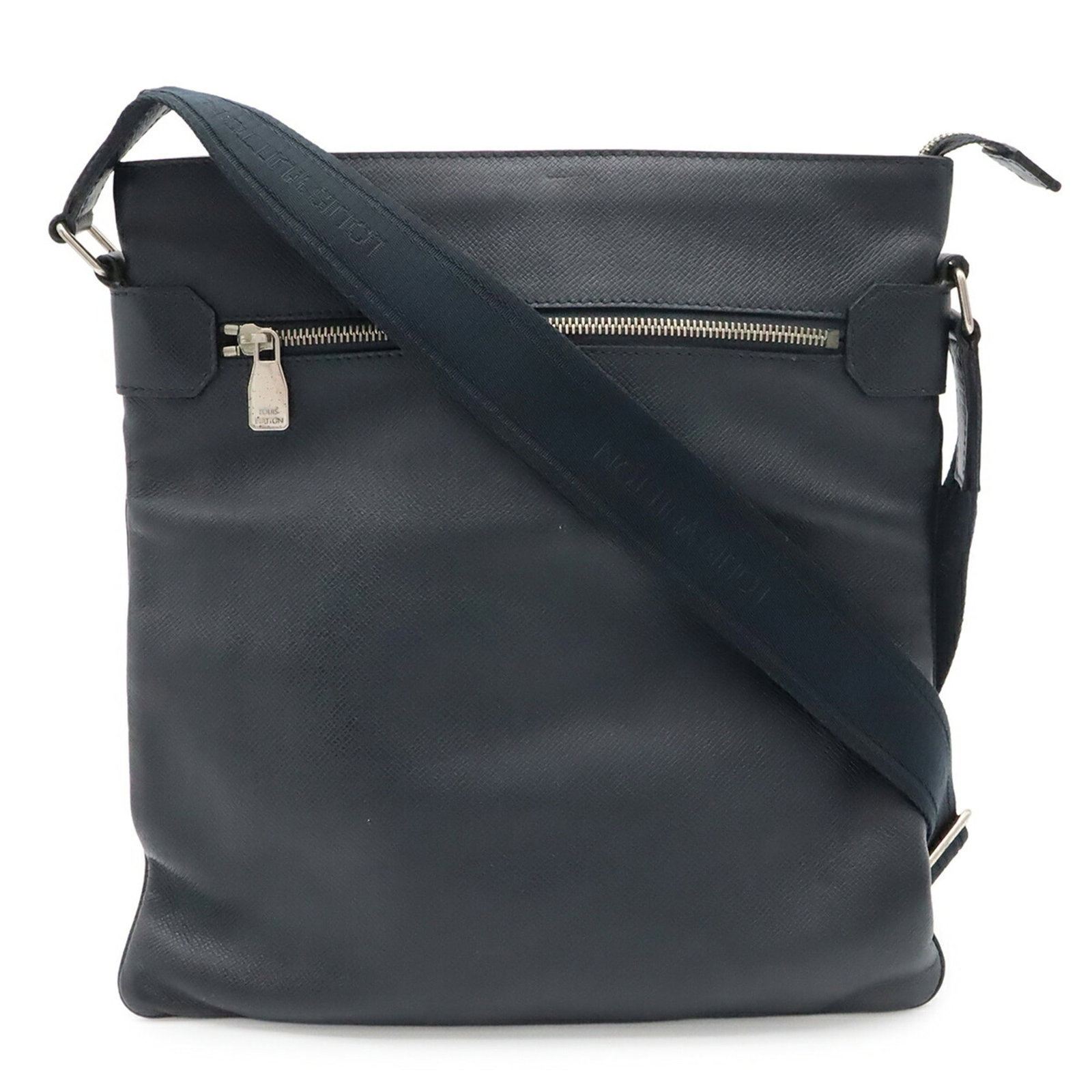 Shoulder Bag Taiga Leather Louis Vuitton: Shoulder Bag Taiga Leather Louis Vuitton Taiga leather, a signature Louis Vuitton material, is showcased in this shoulder bag. The Boreal color adds a touch of sophistication, while the 150cm strap