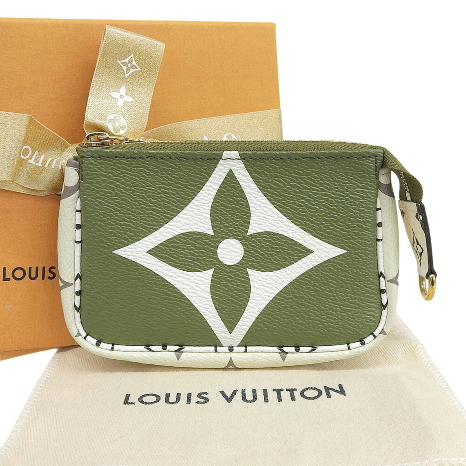 Monogram Pouch Louis Vuitton: Monogram Pouch Louis Vuitton Monogram Pouch Louis Vuitton, a classic design element of the iconic brand, is presented in a timeless beige and khaki color combination. The pouch measures 8cm x 12cm x