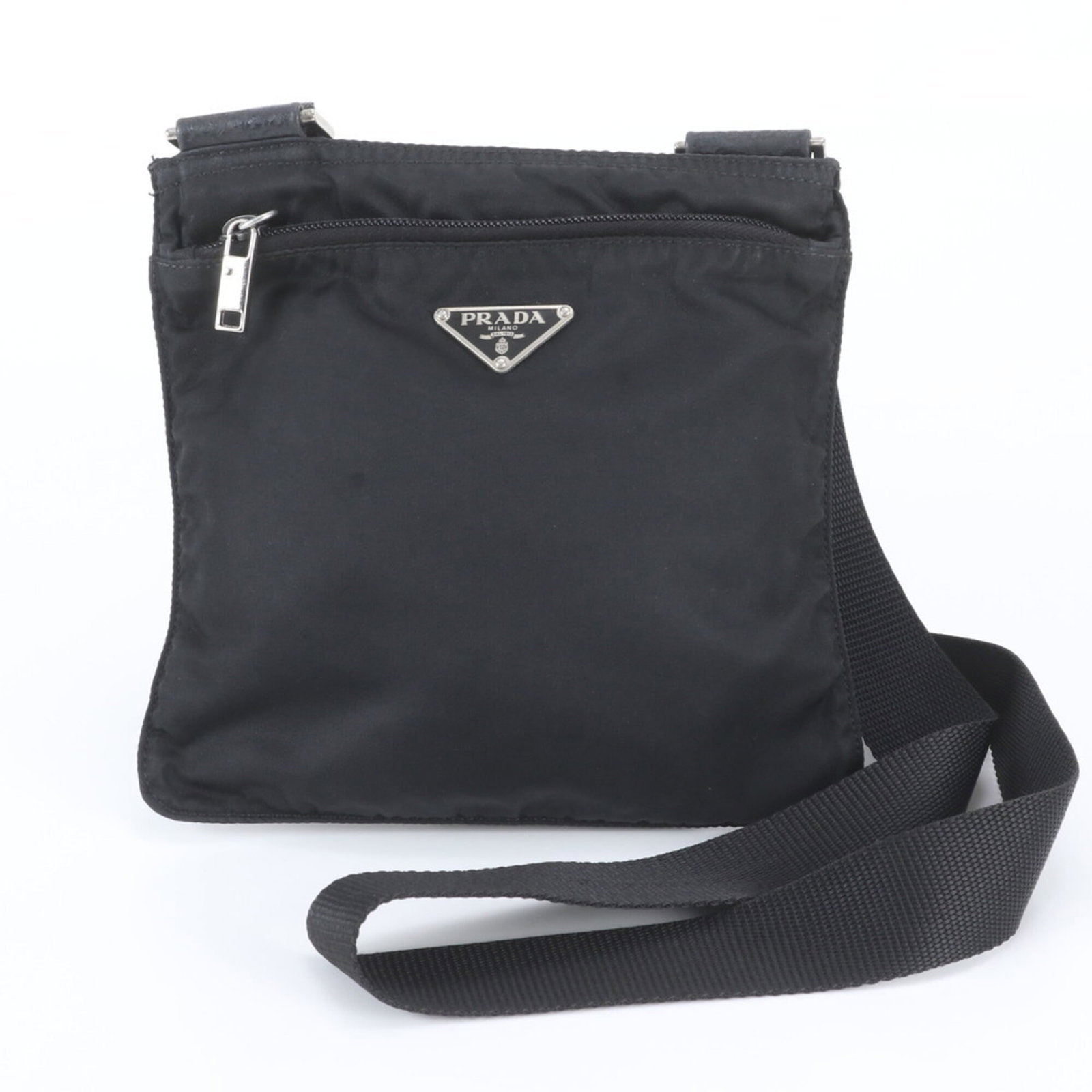 Shoulder Bag Nylon Leather Prada: Shoulder Bag Nylon Leather Prada Nylon and leather blend in a sleek, black shoulder bag from Prada, measuring 21cm x 20cm x 3cm. The bag's compact size and durable materials make it a practical