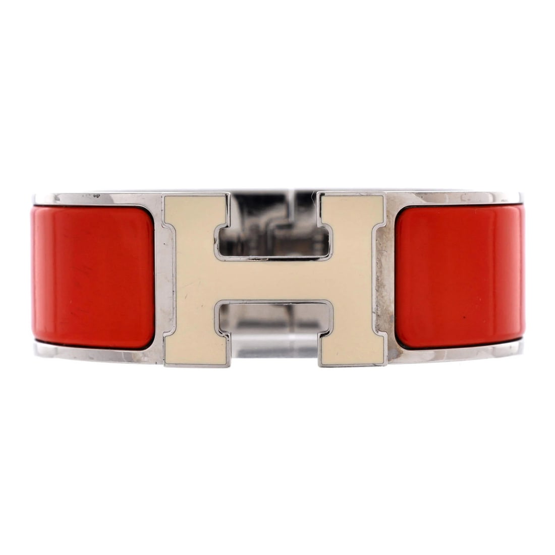 Enamel Wide Clic Hermes Bracelet: Enamel Wide Clic Hermes Bracelet The Enamel Wide Clic Hermes Bracelet boasts a vibrant orange enamel exterior, complemented by neutral and silver tones, creating a striking visual effect. This unique 