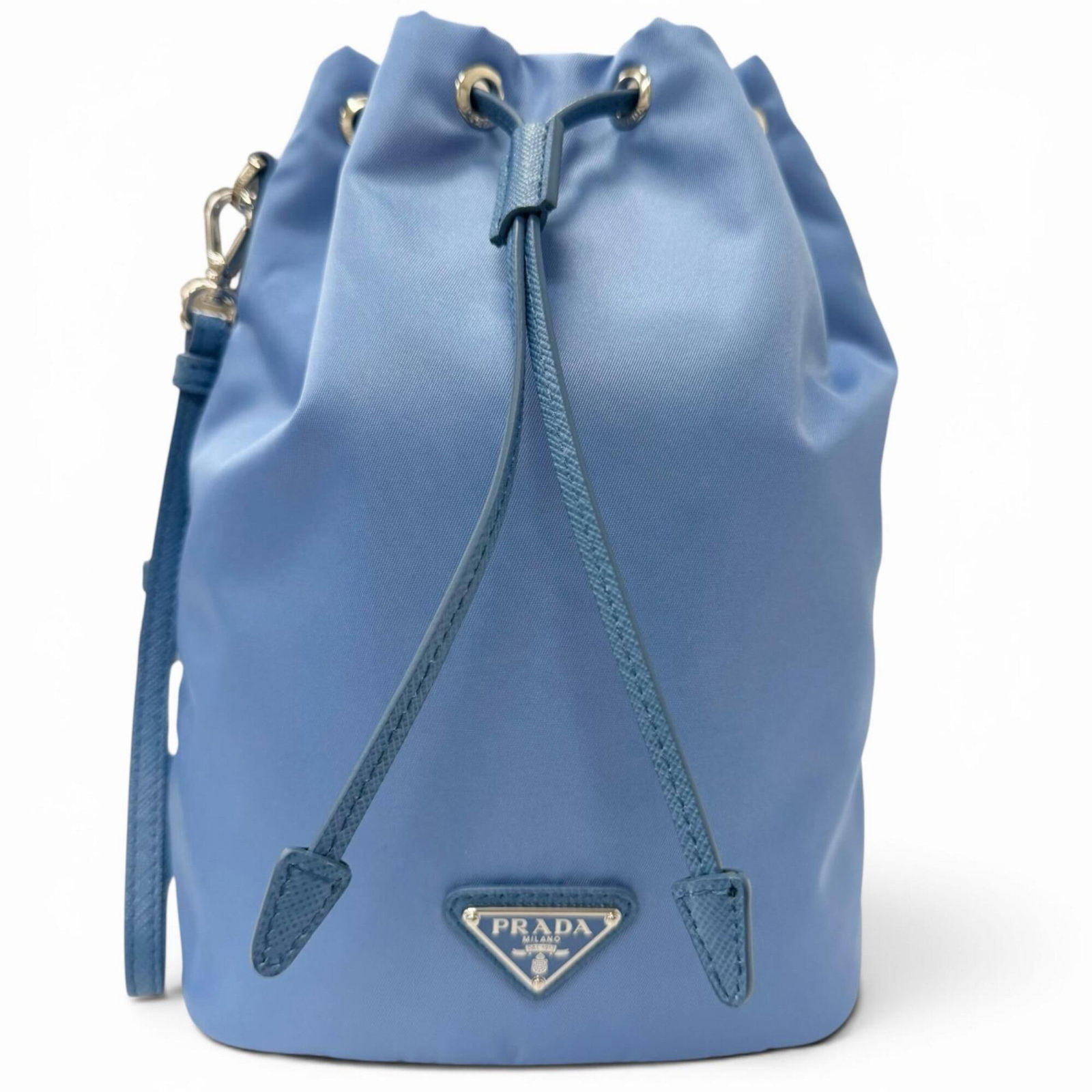 Handbag Polyamide Leather: Handbag Polyamide Leather Polyamide leather construction provides a durable and versatile base for this handbag, while the light blue color adds a touch of elegance. Measuring 22.5cm x 20cm x 10cm, th