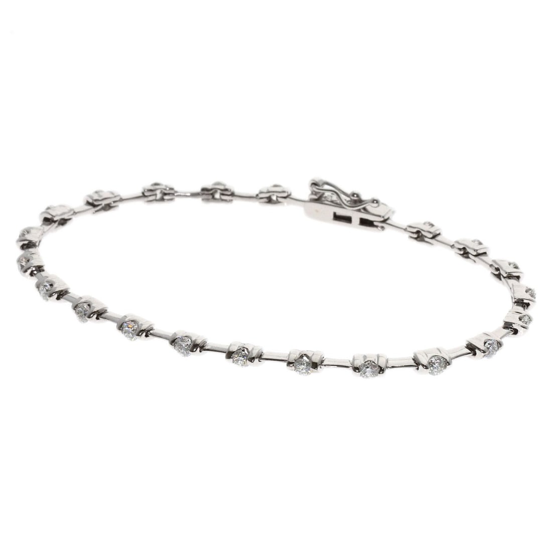 De Beers Line Diamond Bracelet K18 White Gold: De Beers Line Diamond Bracelet K18 White Gold K18 White Gold De Beers Line Diamond Bracelet, featuring a 1.25ct D diamond, showcases a sleek and modern design. The bracelet's silver metal exterior is