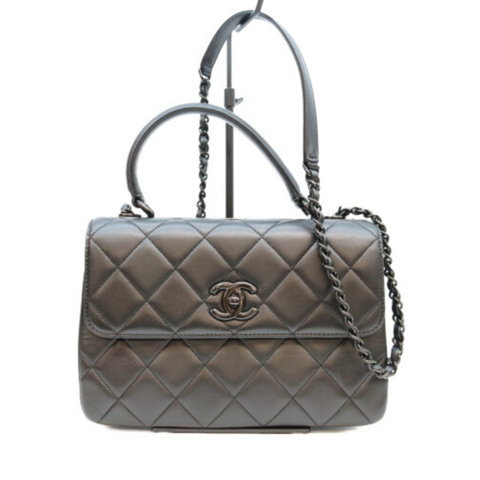 Shoulder Bag Leather Chanel: Shoulder Bag Leather Chanel The Chanel shoulder bag is a sleek and sophisticated accessory made from high-quality lambskin leather. Its classic design and timeless black color make it a versatile and 
