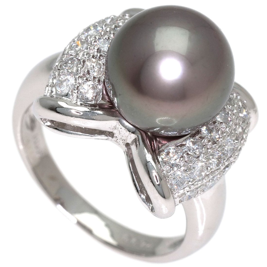 Black Pearl Diamond Ring Platinum Pt900 9.8G: Black Pearl Diamond Ring Platinum Pt900 9.8G The Black Pearl Diamond Ring Platinum Pt900 9.8G boasts a striking silver metal design, featuring a 0.74ct D-grade pearl as its main stone. Crafted from hi