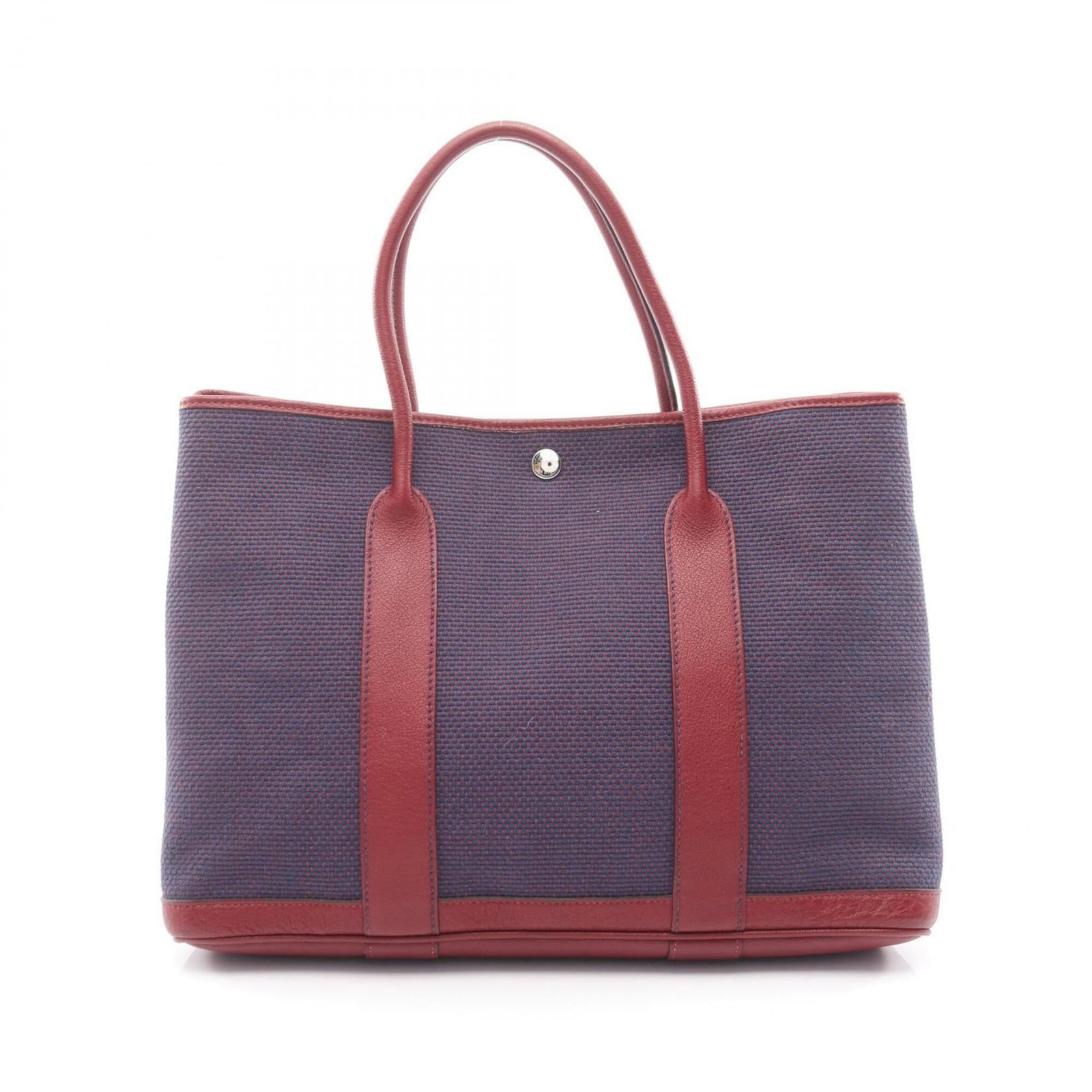 Handbag Tote Bag Buffle Skipper Leather Hermes: Handbag Tote Bag Buffle Skipper Leather Hermes Buffle skipper leather, a signature Hermes material, adorns this Bordeaux and Navy tote bag, offering a sophisticated and timeless design. Measuring