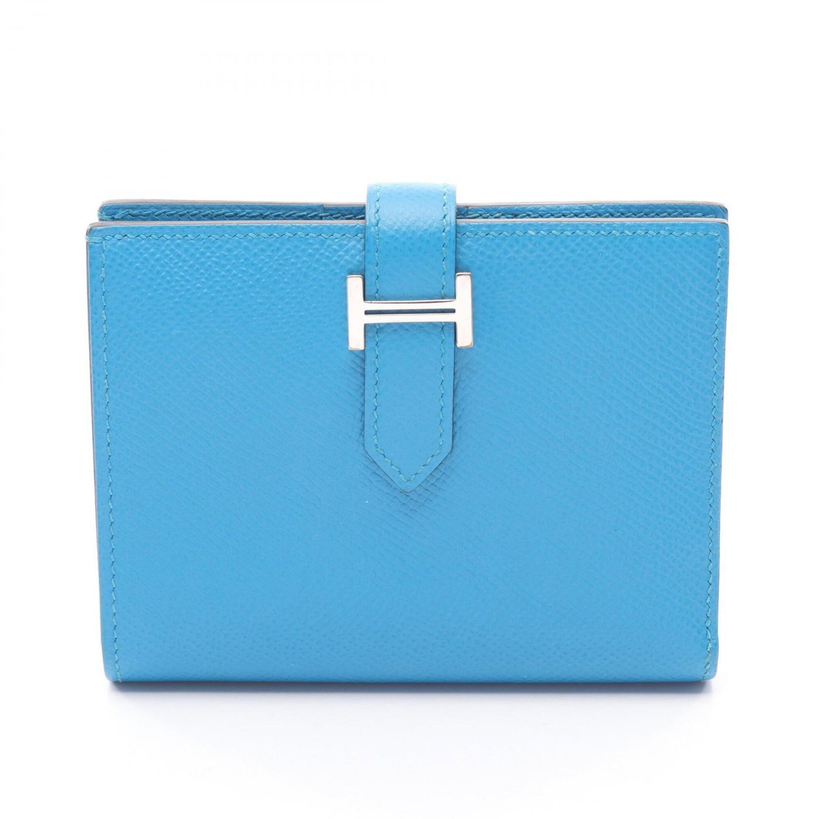 Bi fold Epsom Leather Hermes Wallet: Bi fold Epsom Leather Hermes Wallet Epsom leather gives this bi-fold Hermes wallet a sophisticated, understated look. The blue color adds a touch of elegance, while the compact size makes it easy to