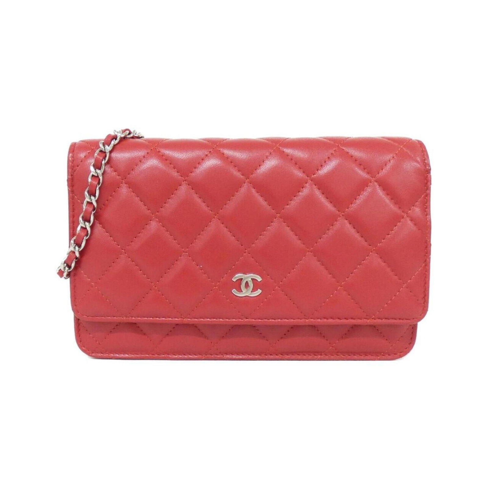 Chain shoulder leather wallet: Chain shoulder leather wallet Chain shoulder leather wallet in vibrant red lamb leather, measuring 12cm x 19cm x 4cm. This stylish wallet features chain details, making it a statement piece for any ha